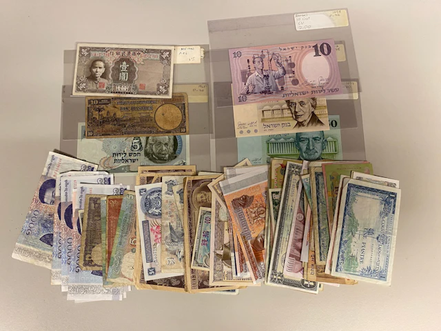 ASIA: LOT of 68 notes