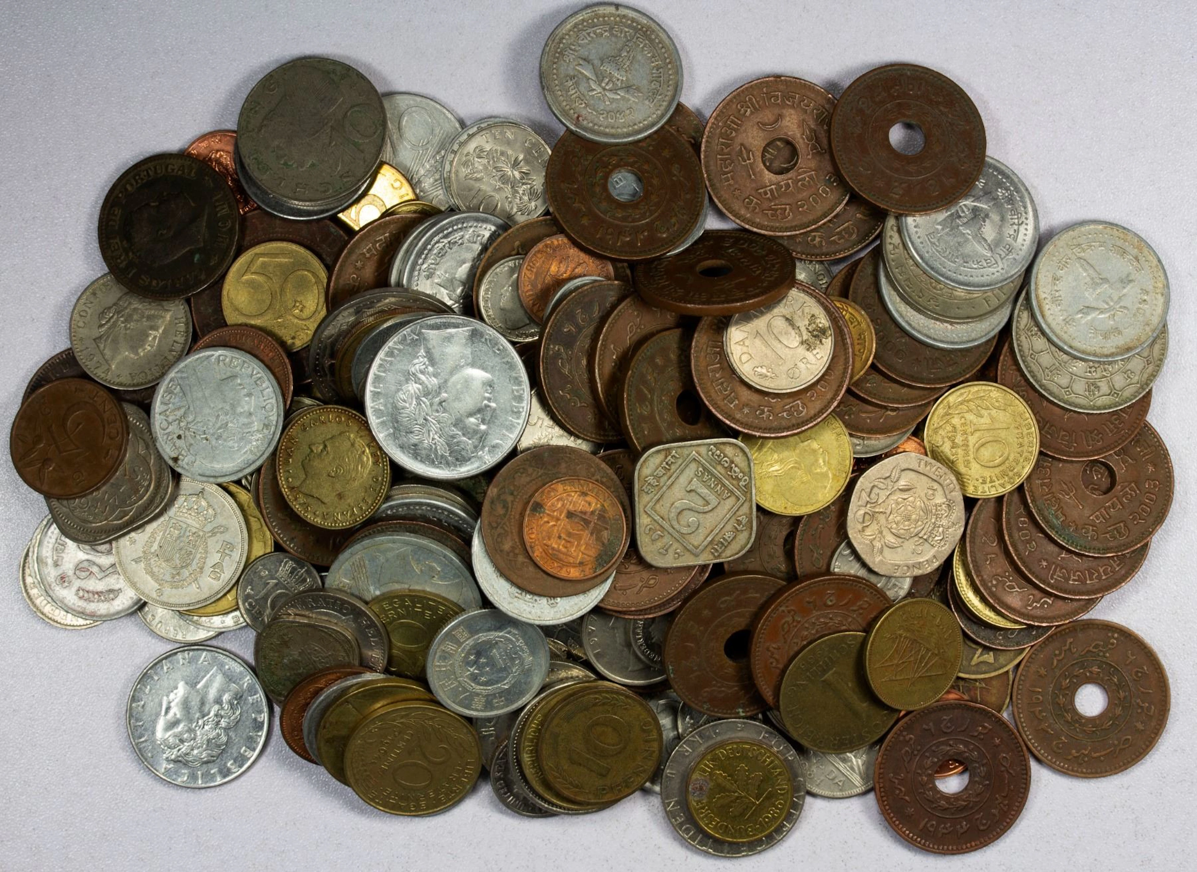 WORLDWIDE: LOT of 198 coins