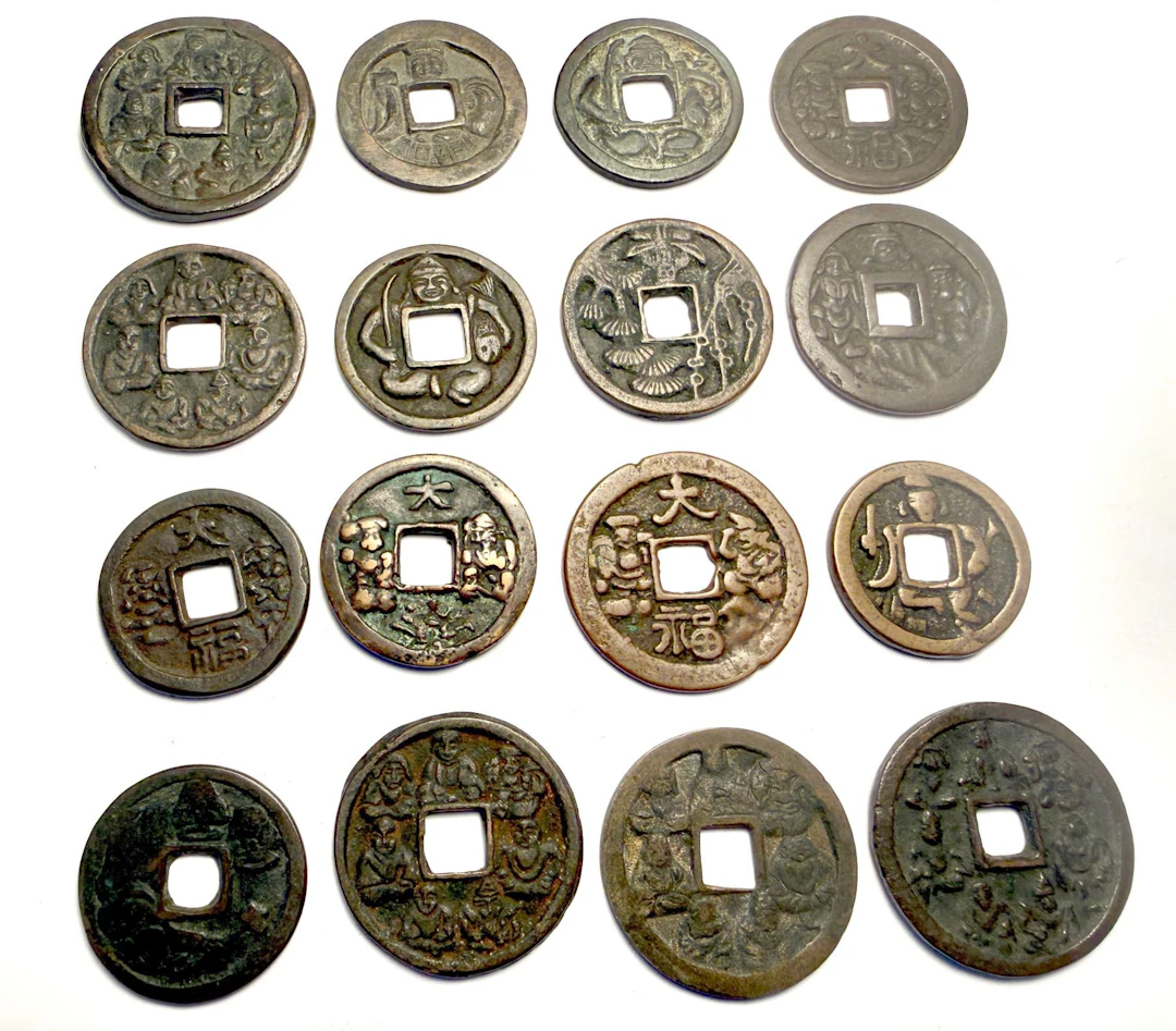 JAPAN: LOT of 16 charms