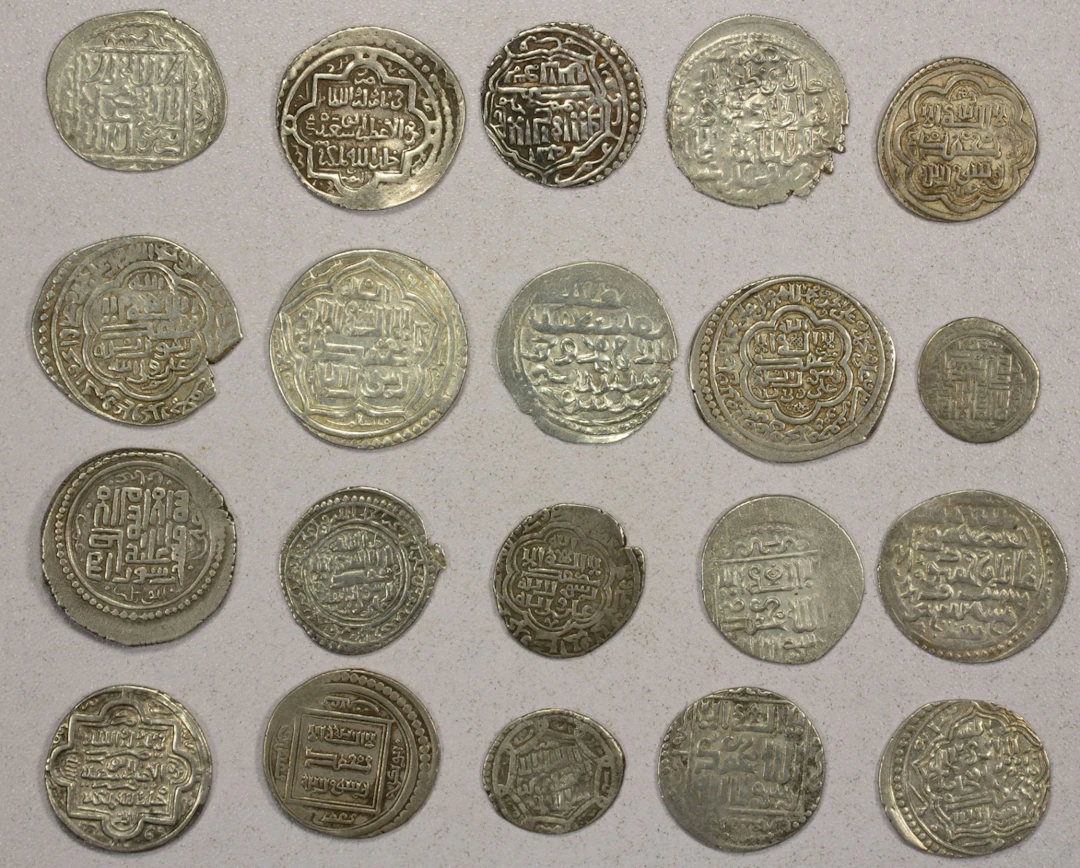 EARLY ISLAMIC: ILKHAN: LOT of 20 silver coins