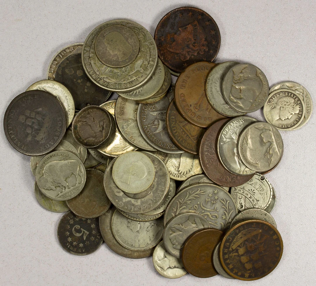 WORLDWIDE: LOT of 68 coins