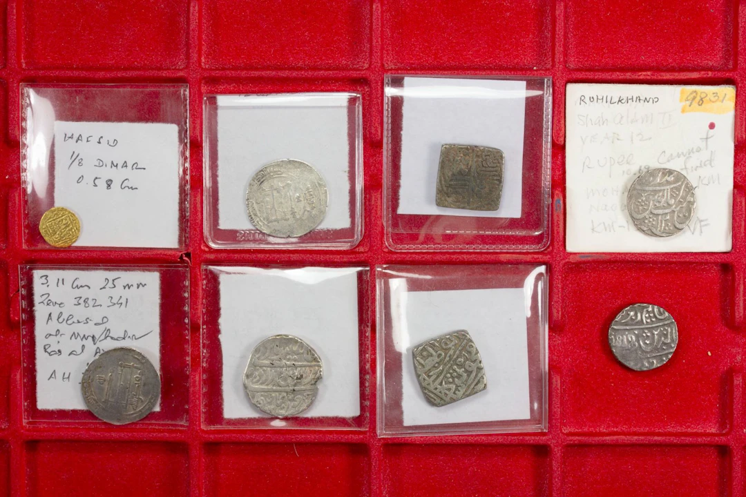INDIA & ISLAMIC LOT of 7 silver and 1 small gold coin