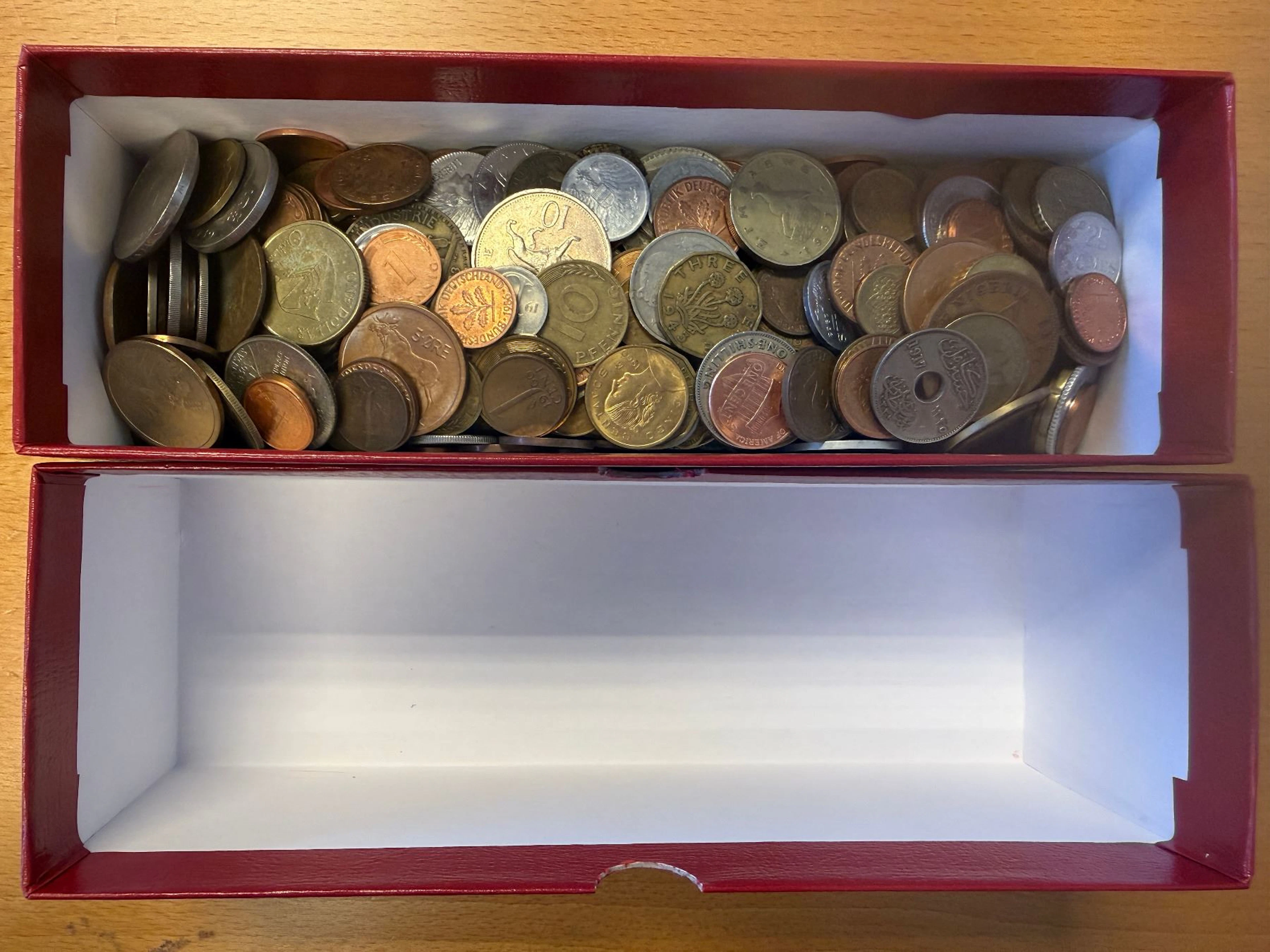 WORLDWIDE: LOT of 705 coins