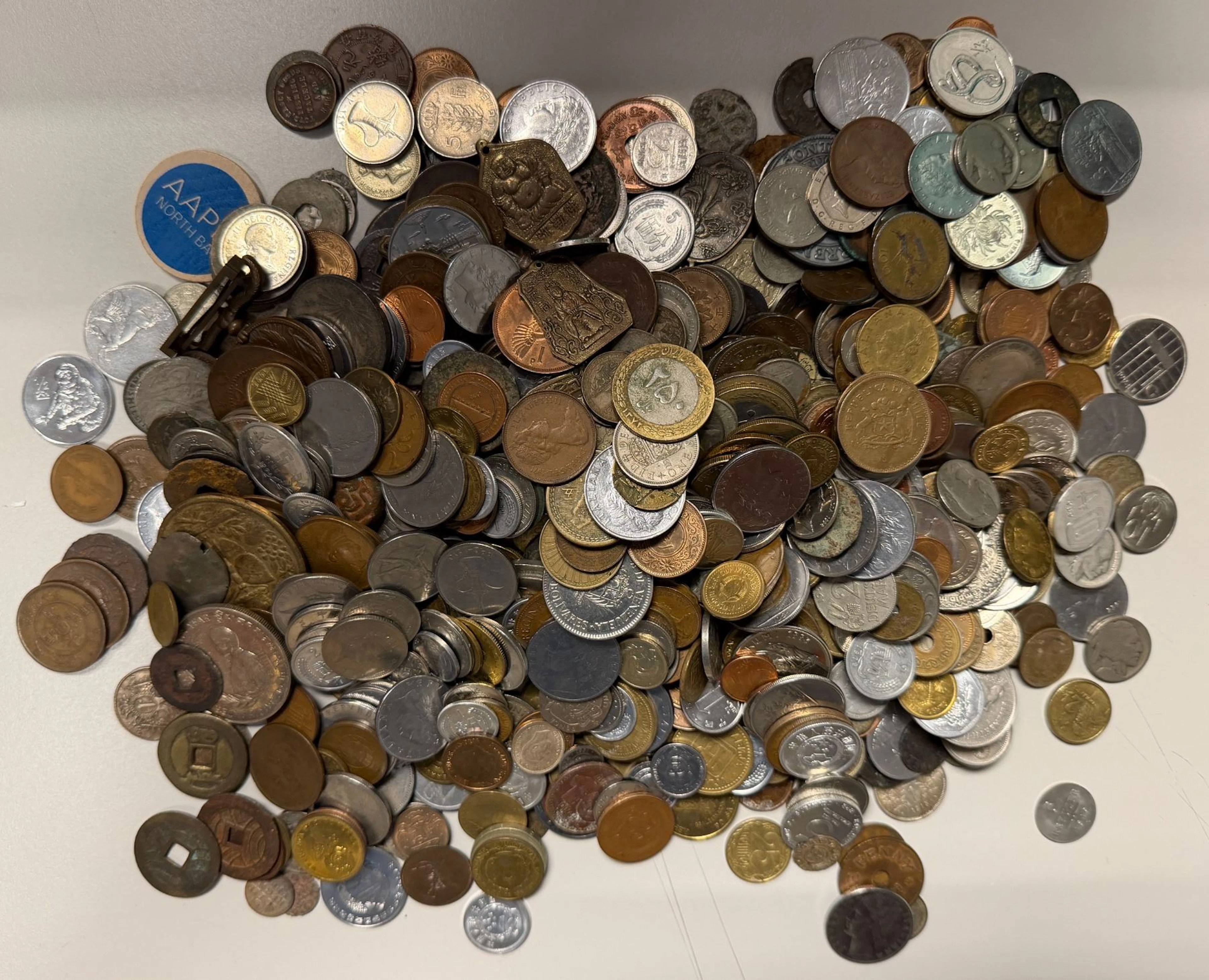 WORLDWIDE: LOT of 829 coins