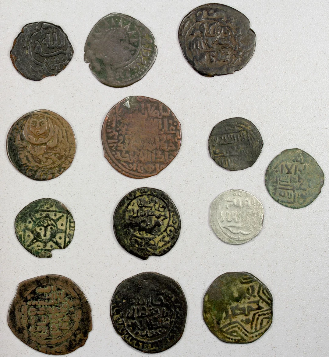 EARLY ISLAMIC: ILKHAN: LOT of 12 copper fulus