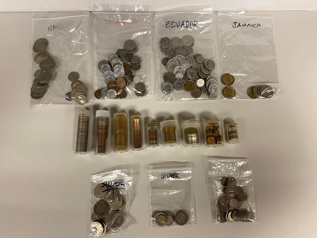 AMERICAS: LOT of 582 coins