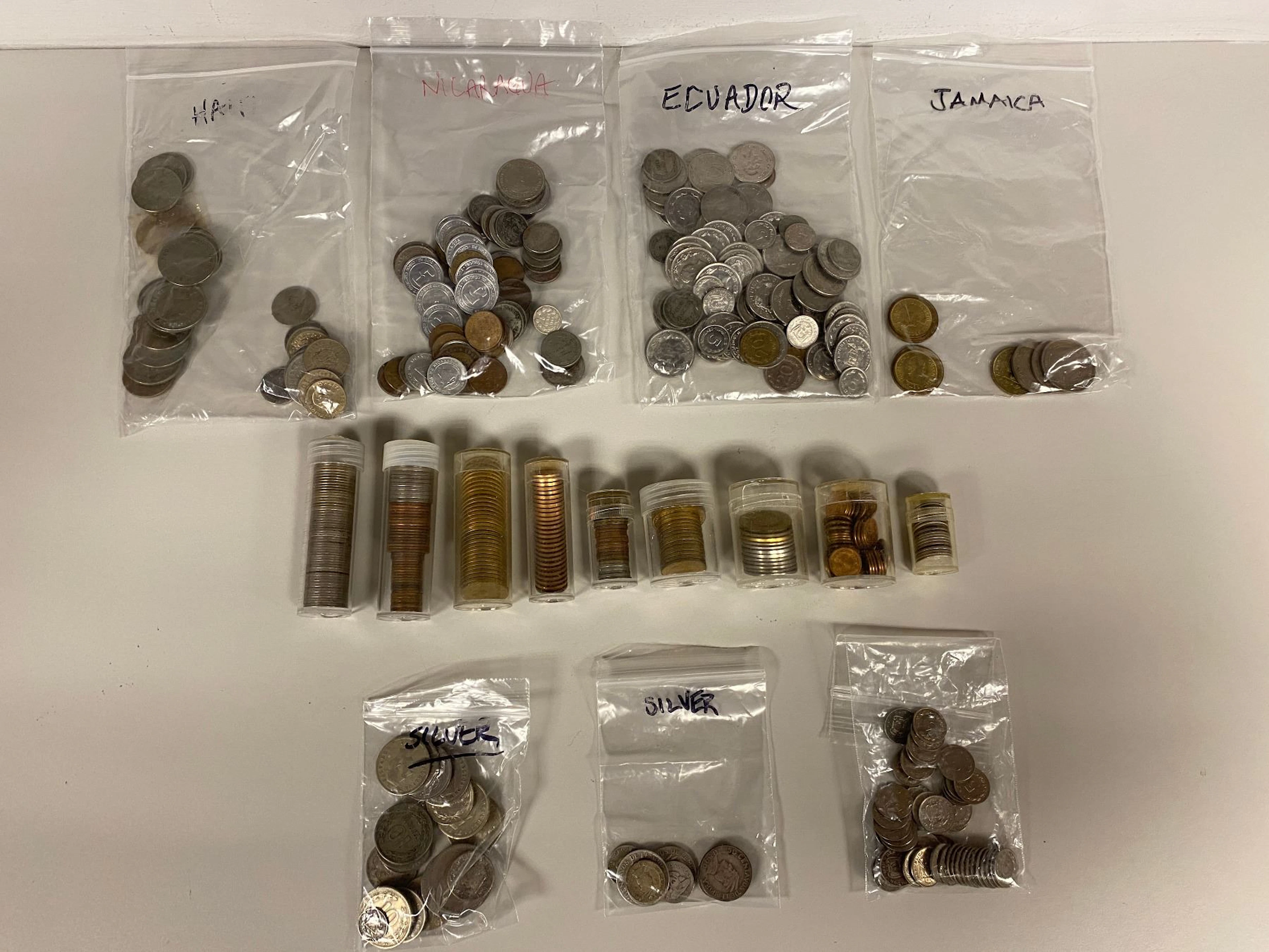 AMERICAS: LOT of 582 coins