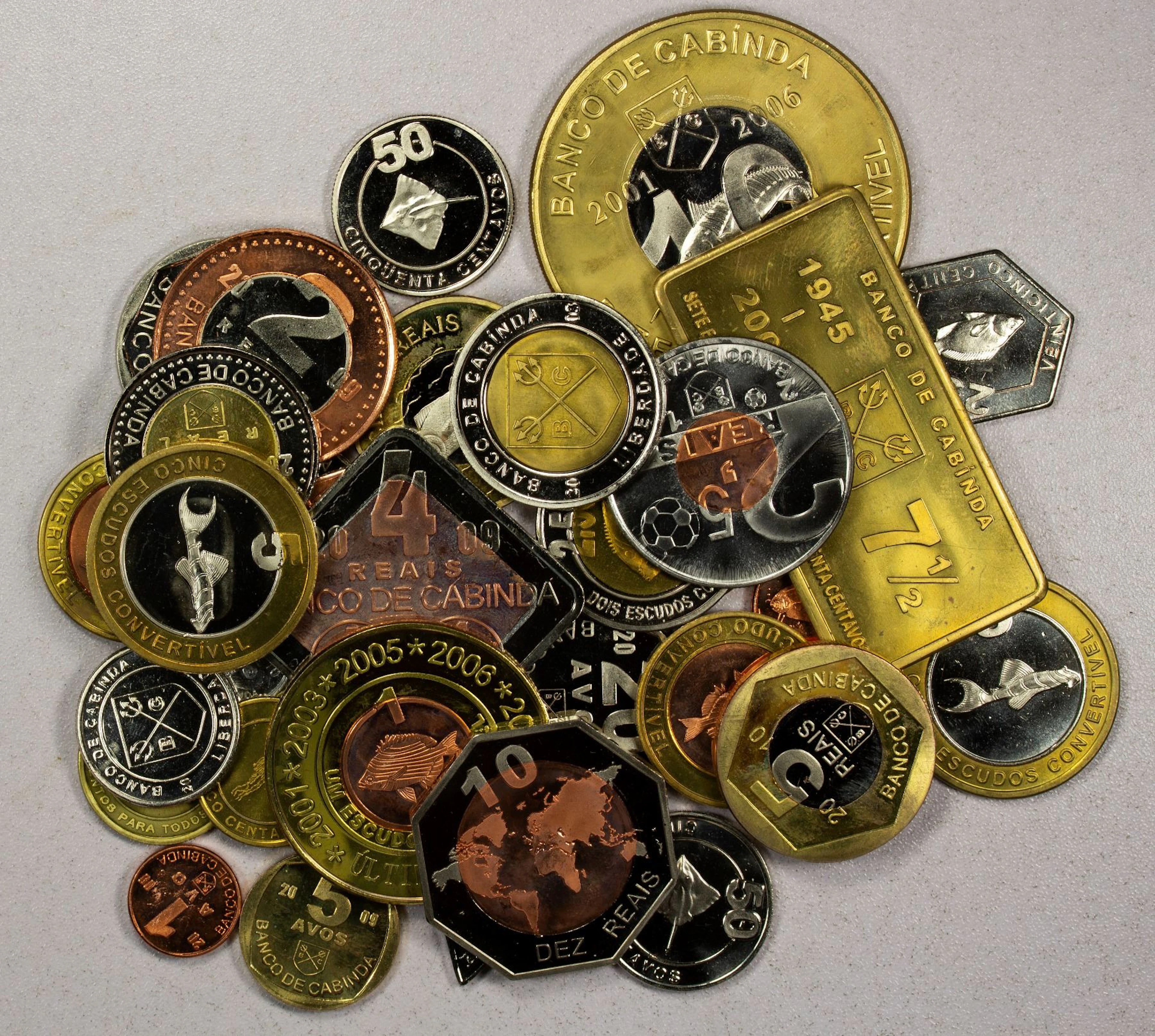 ANGOLA: CABINDA: LOT of 39 coins