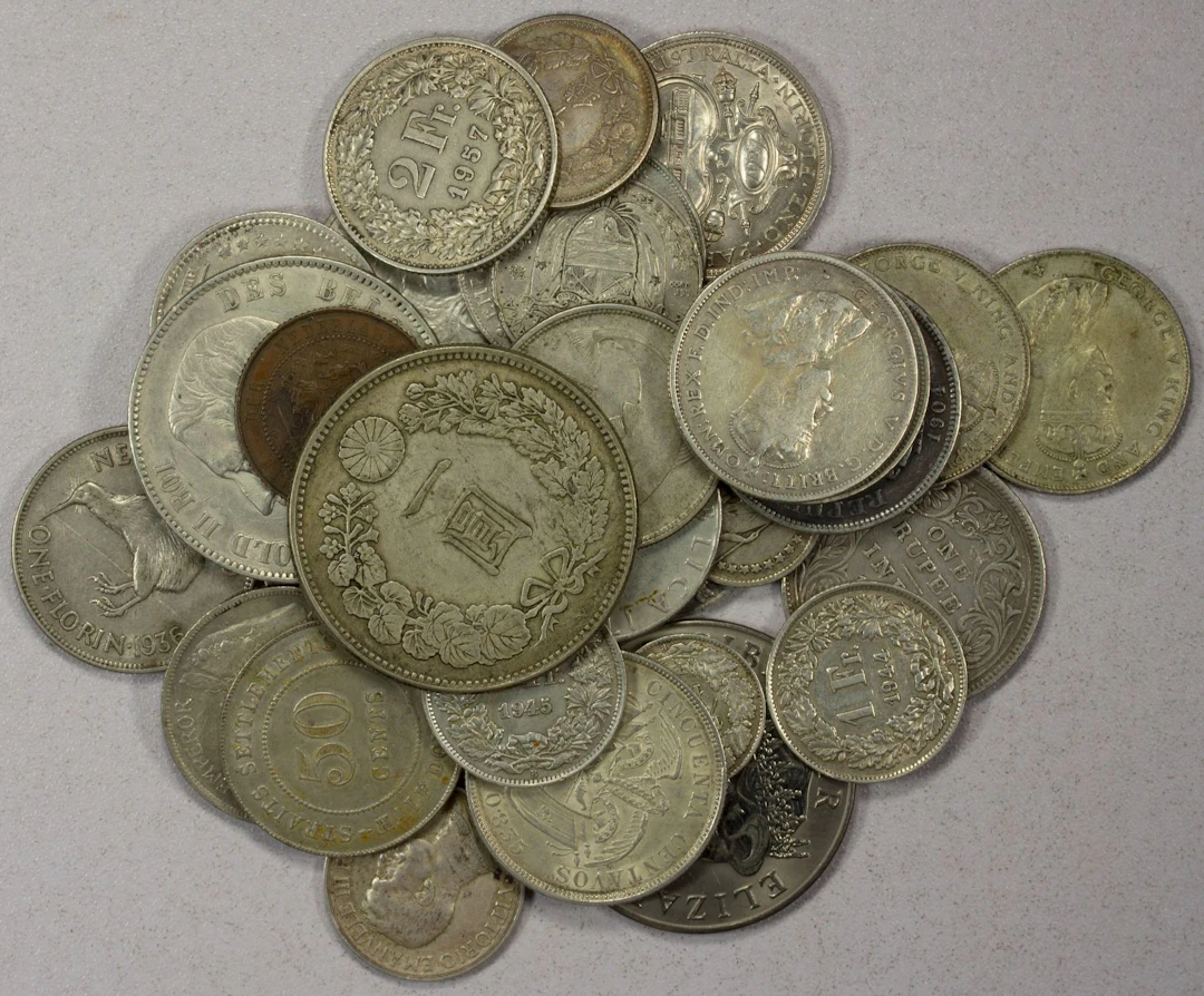 WORLDWIDE: LOT of 34 coins