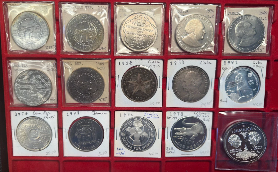 AMERICAS: LOT of 14 coins