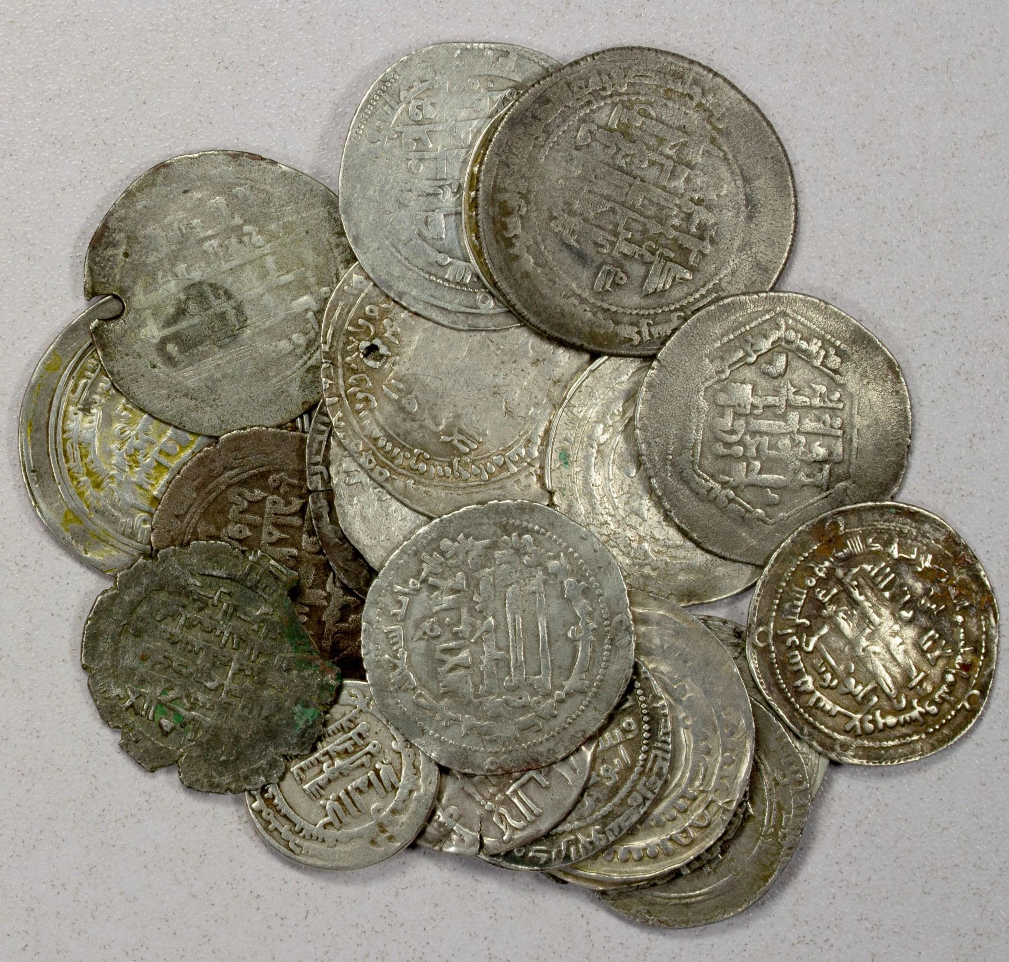 MEDIEVAL ISLAMIC: LOT of 22 silver dirhams