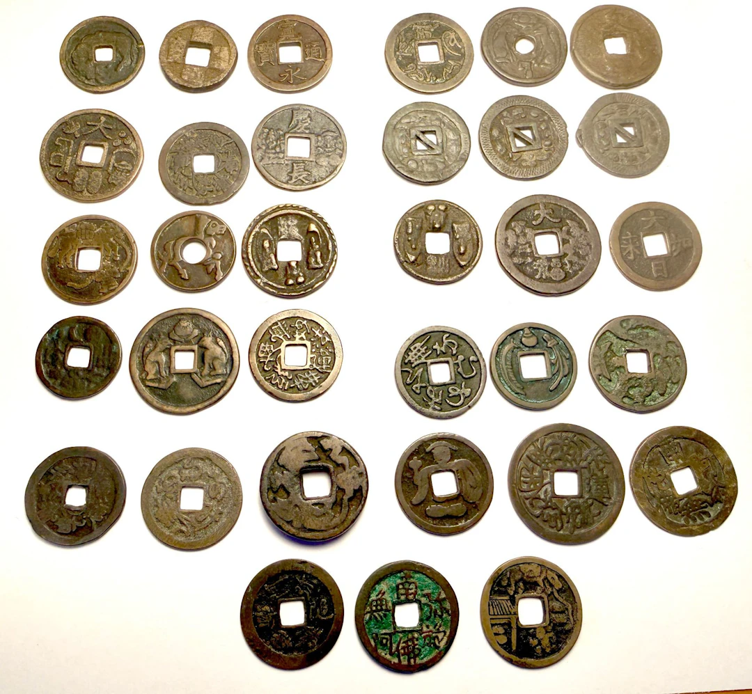 JAPAN: LOT of 33 charms