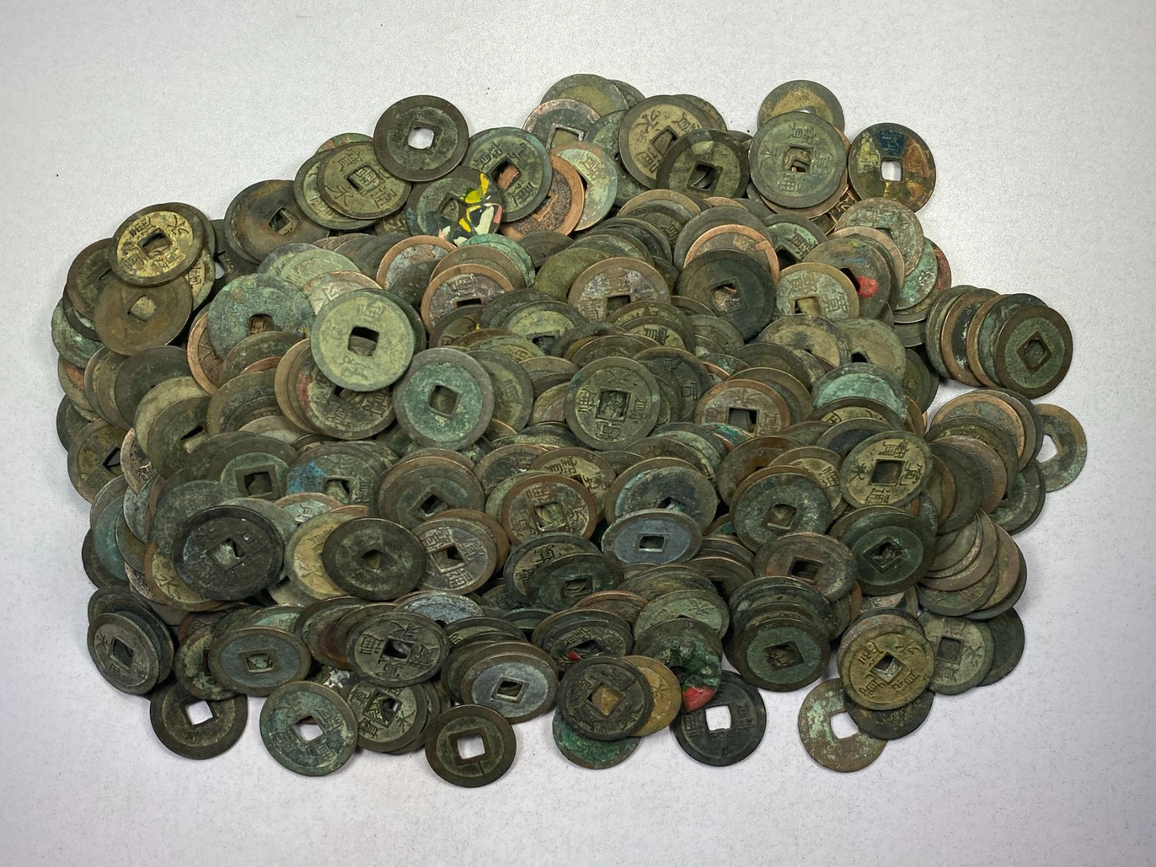 JAPAN: LOT of 556 coins