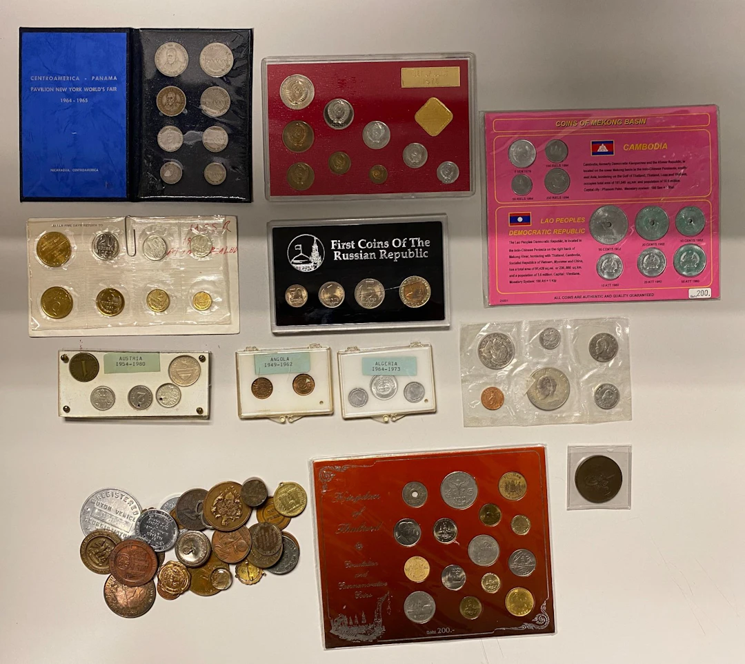 WORLDWIDE: LOT of 98 items