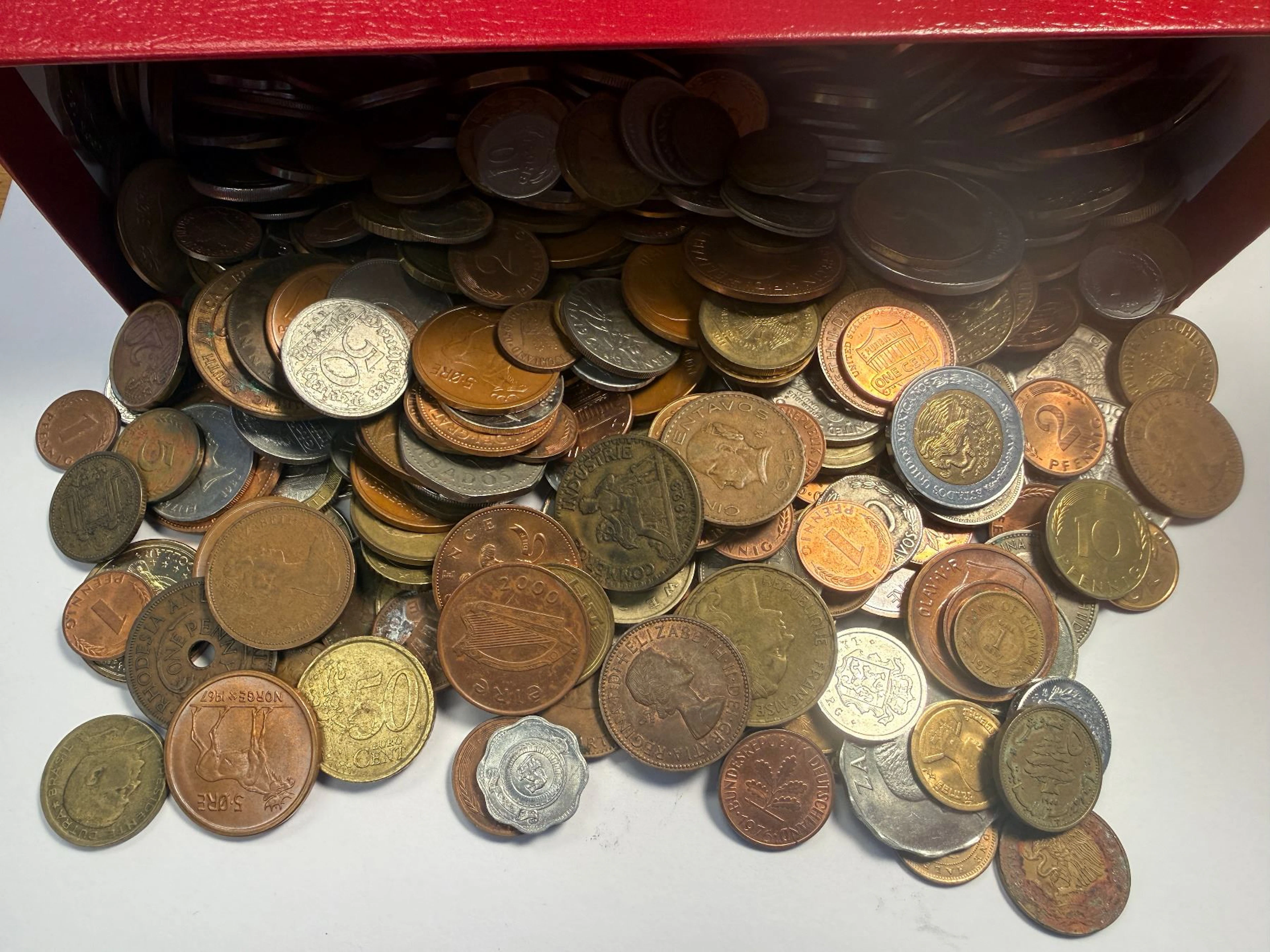 WORLDWIDE: LOT of 609 coins