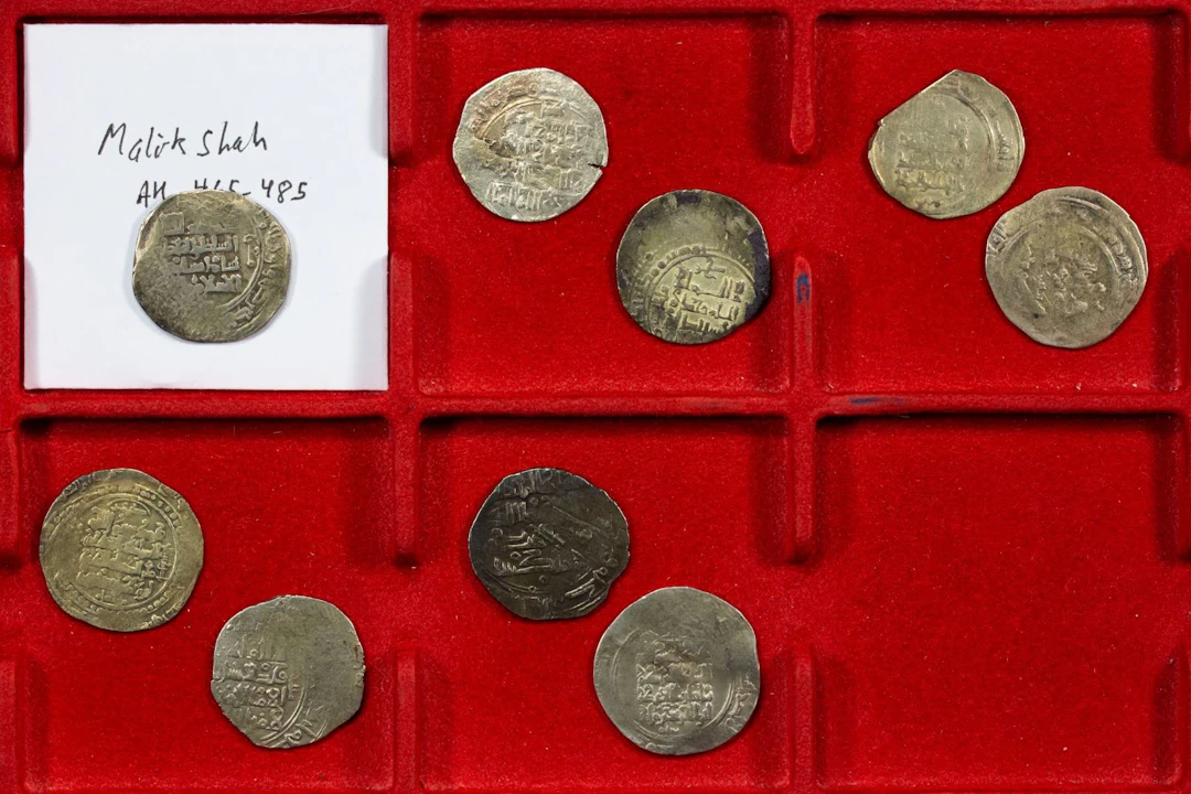 EARLY ISLAMIC: GREAT SELJUQ: LOT of 9 debased gold dinars