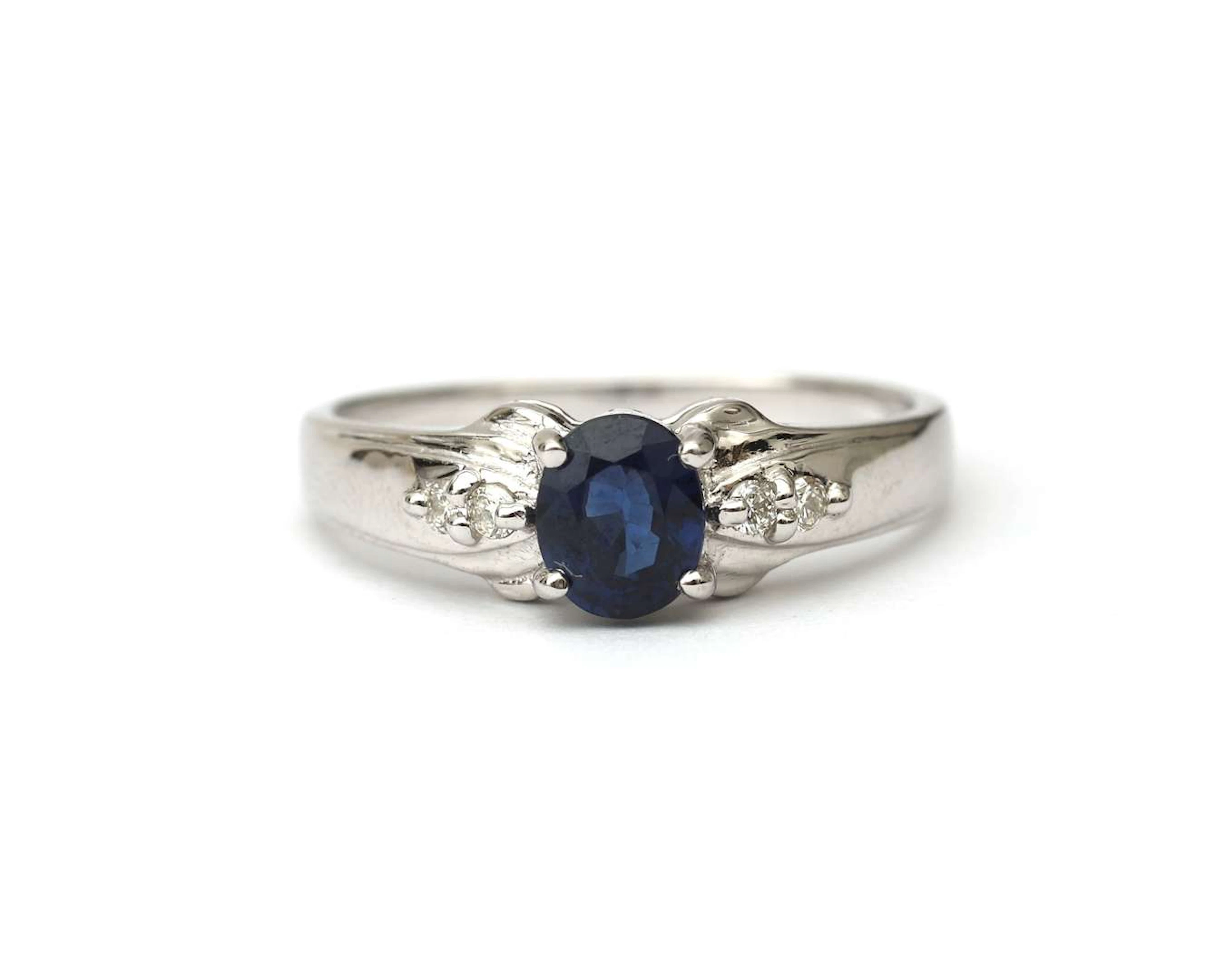An 18k white gold ring with sapphire and diamonds