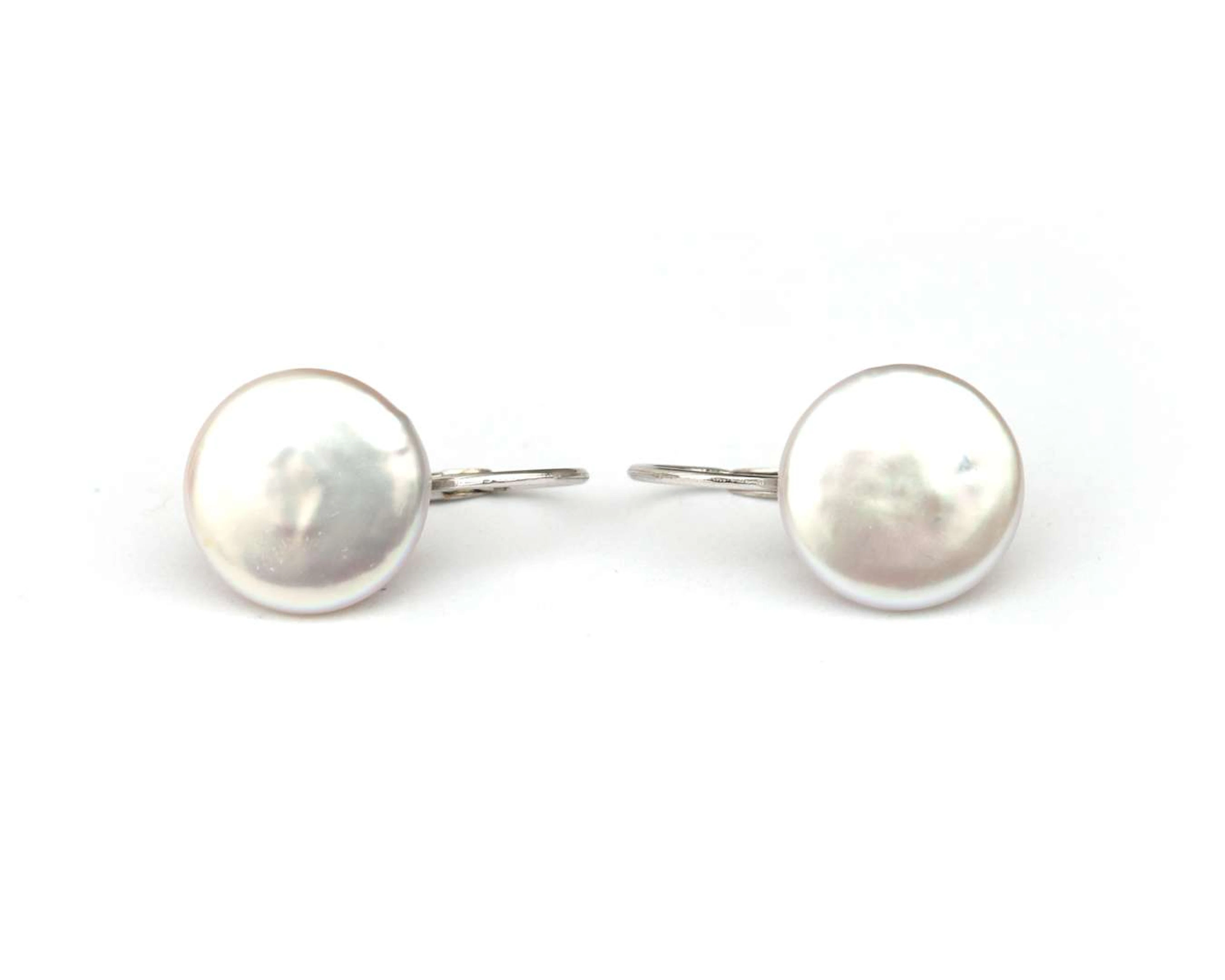 A pair of 18k white gold earrings with coin pearls