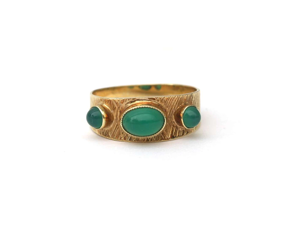 A 14-carat yellow gold ring set with chalcedony