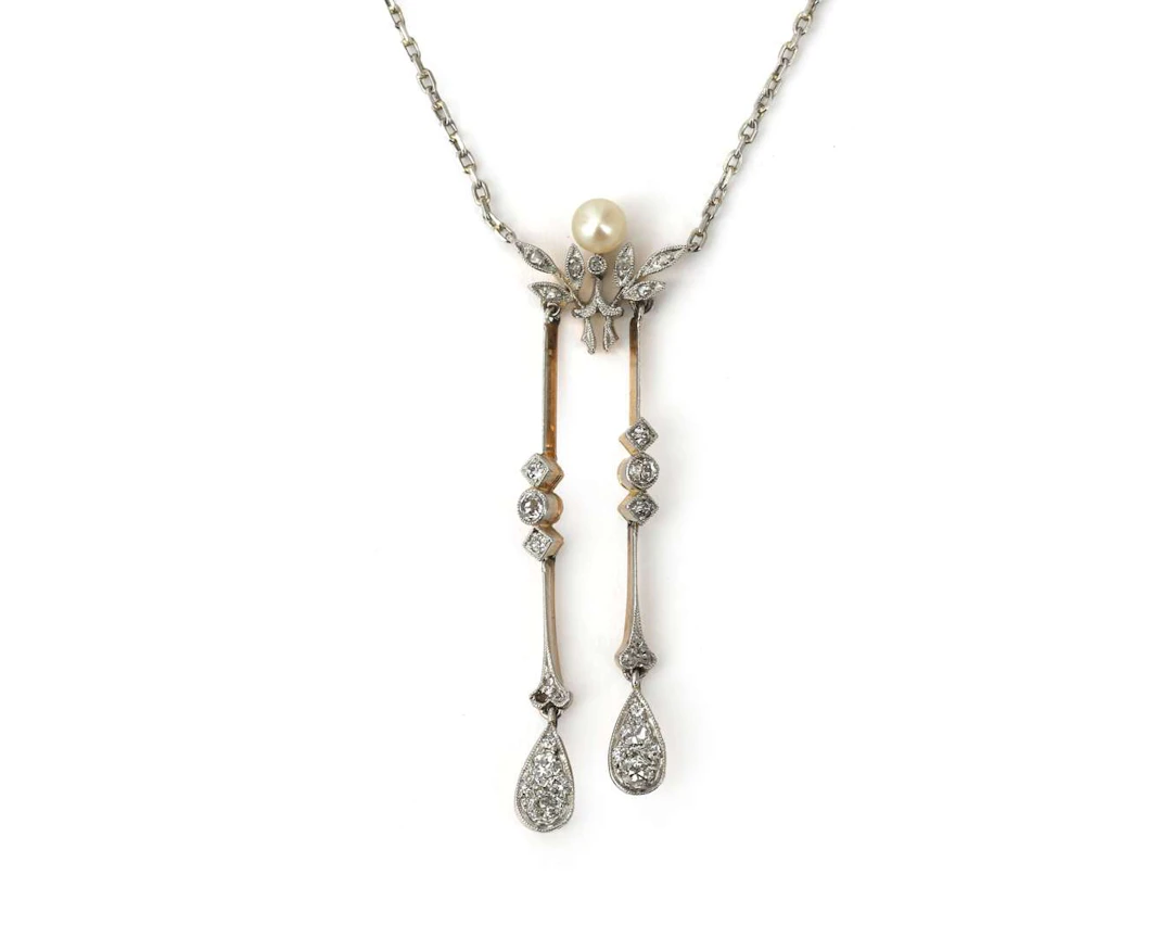 A negligee necklace in gold and silver with a pearl and a diamond