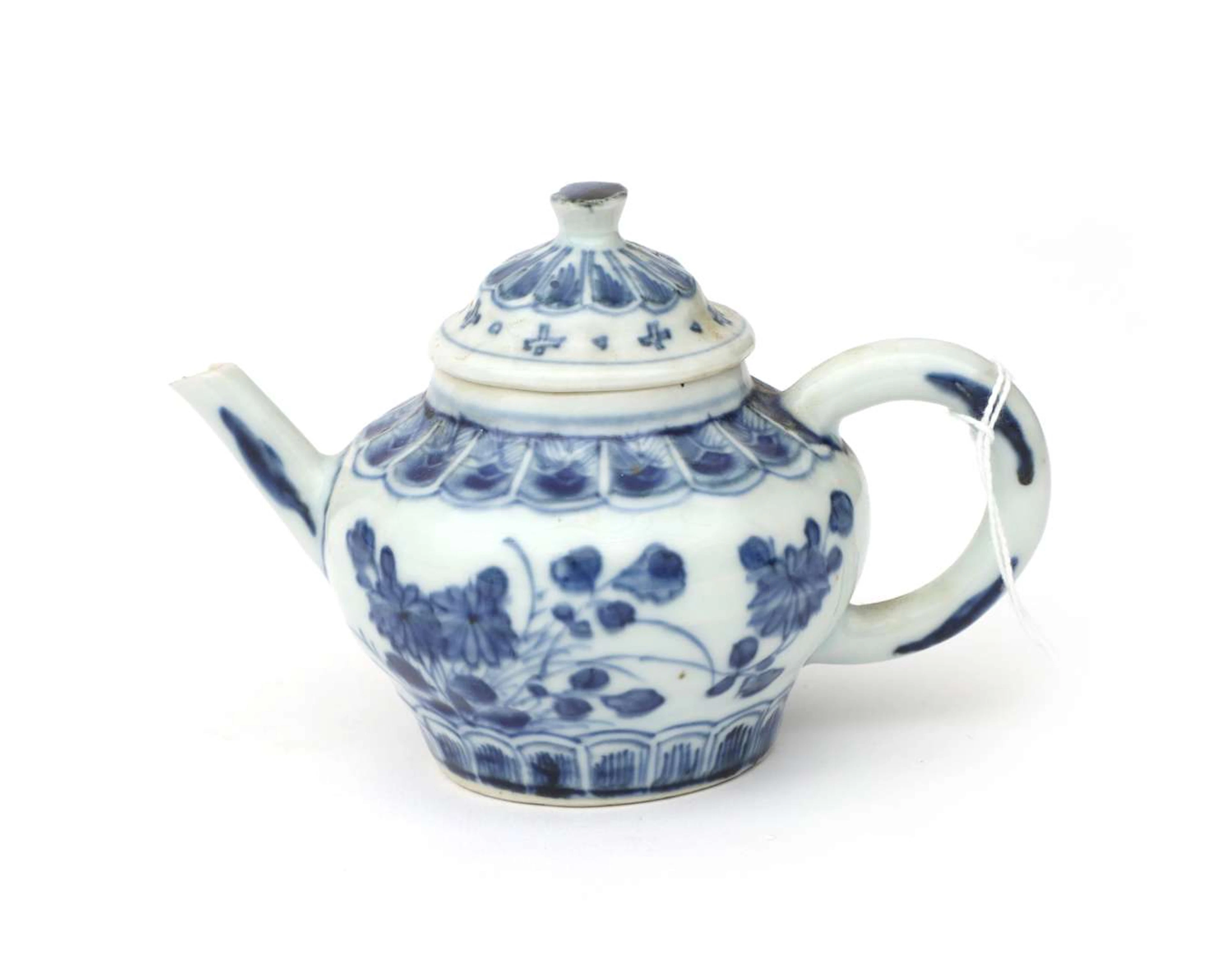 A porcelain teapot, China, 18th century