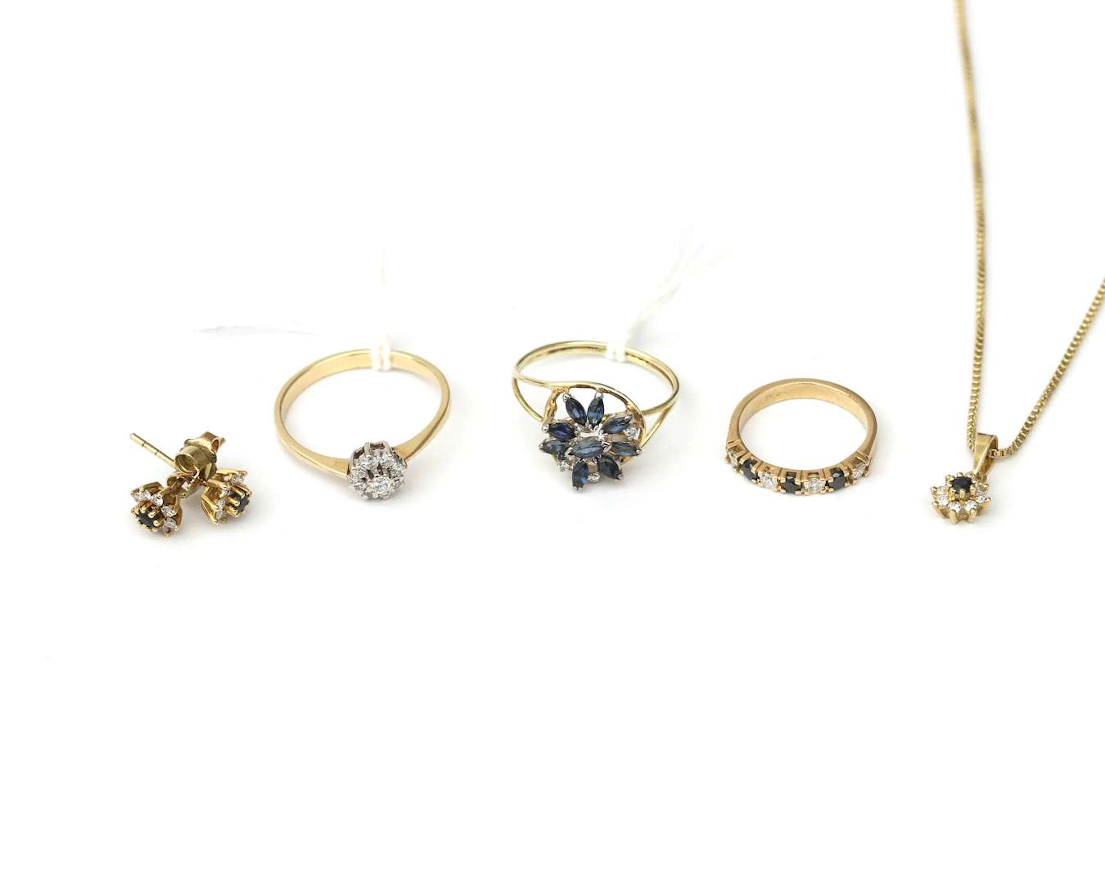 A lot of 14k yellow gold jewellery