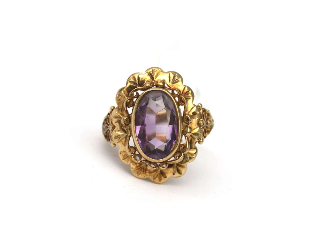 A 14k yellow gold ring with amethyst