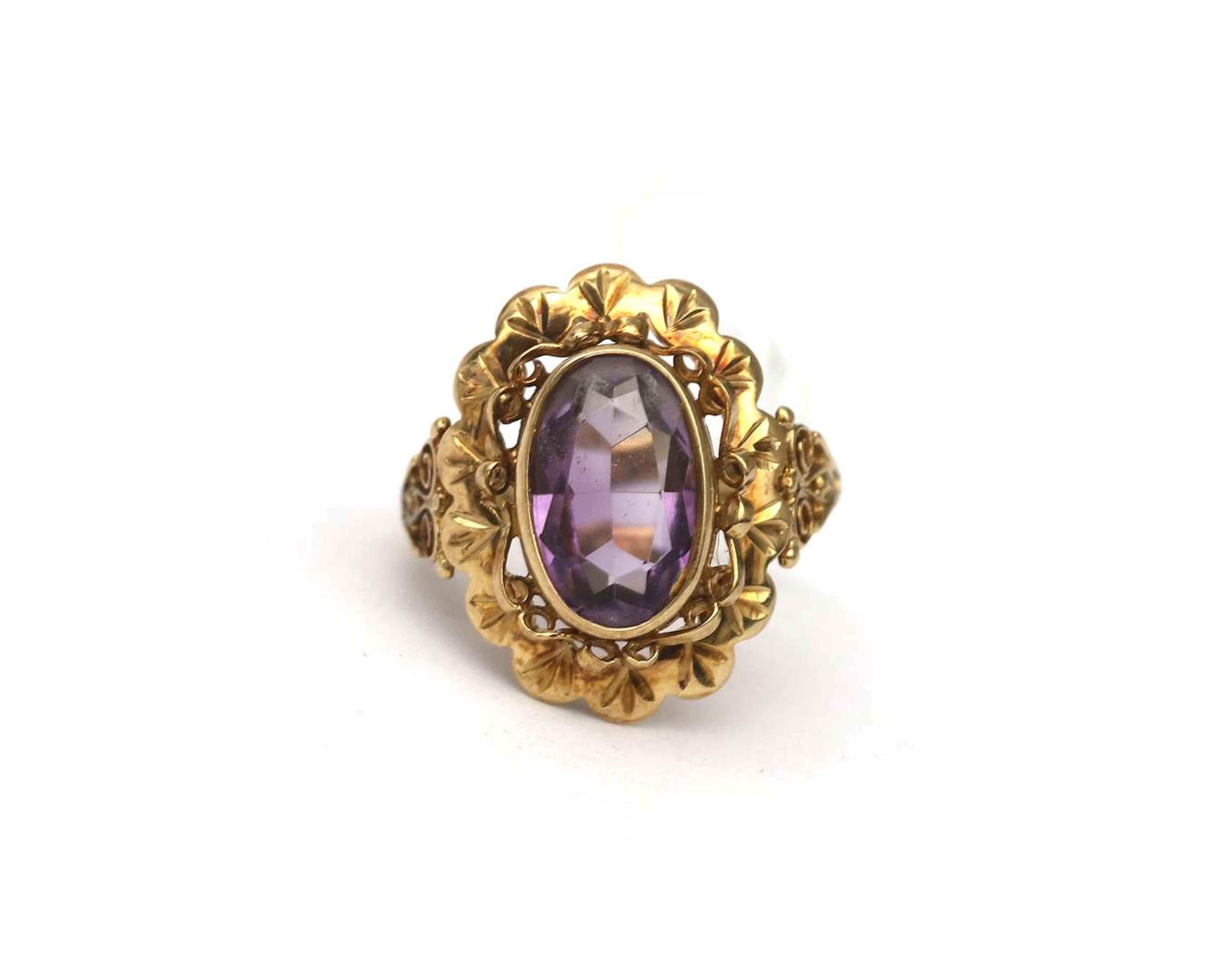A 14k yellow gold ring with amethyst