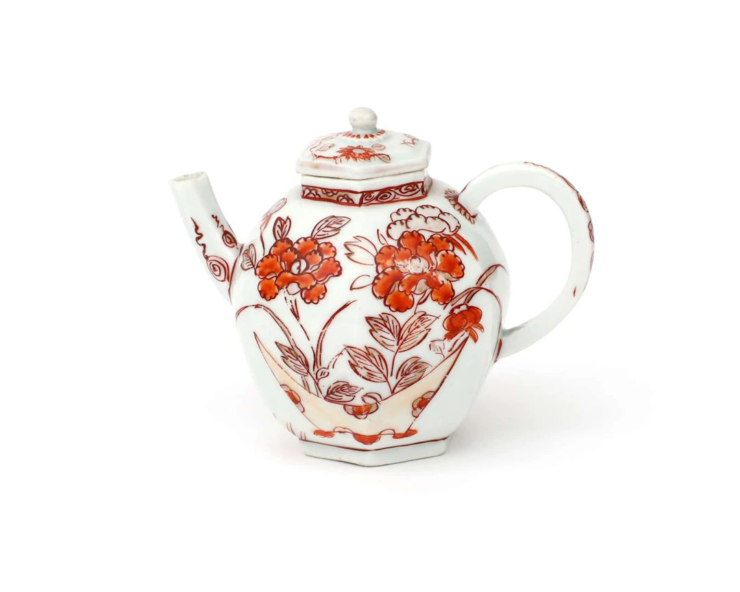 A porcelain teapot, Japan, Edo period, 18th century