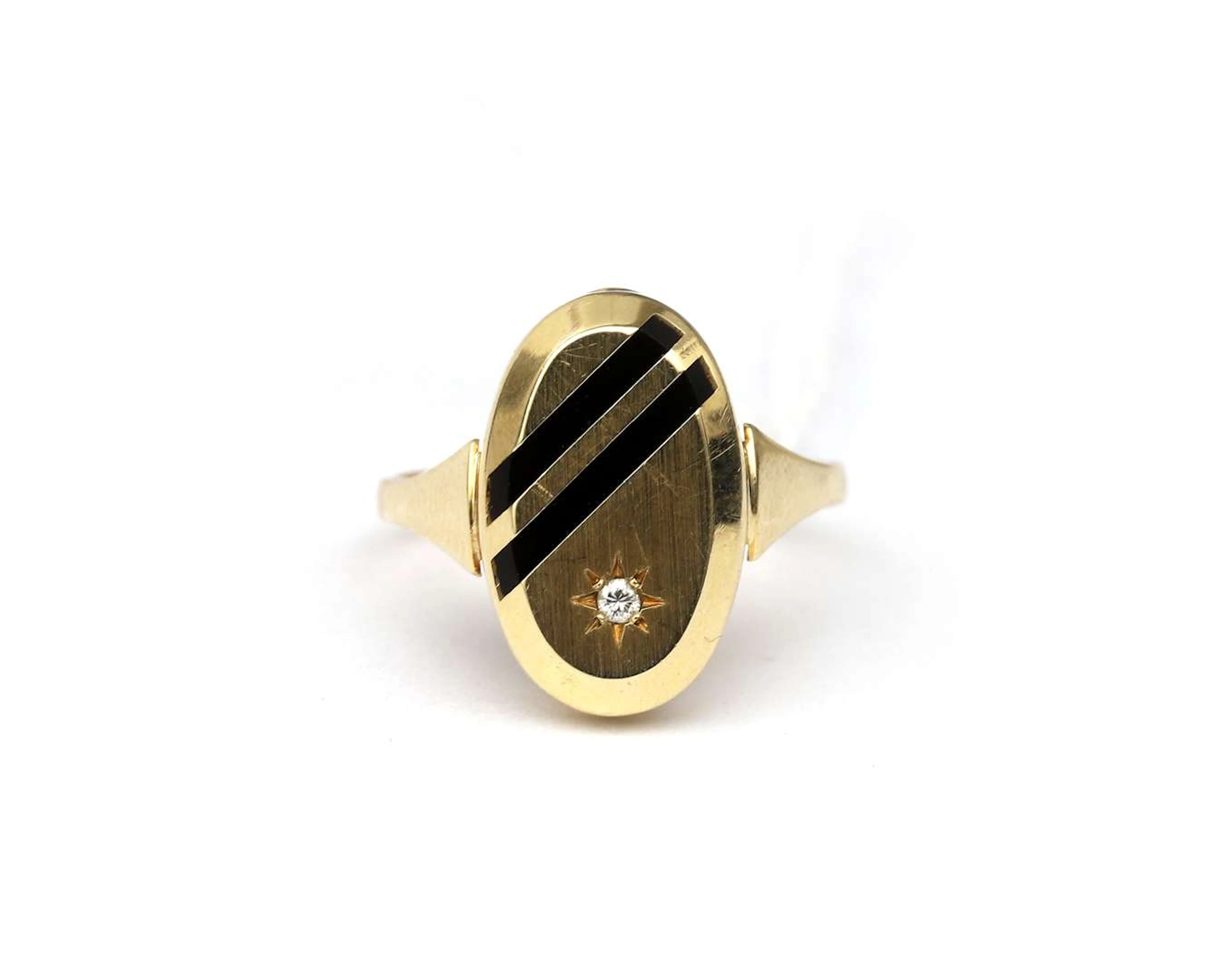 A 14-carat yellow gold ring with onyx and a diamond