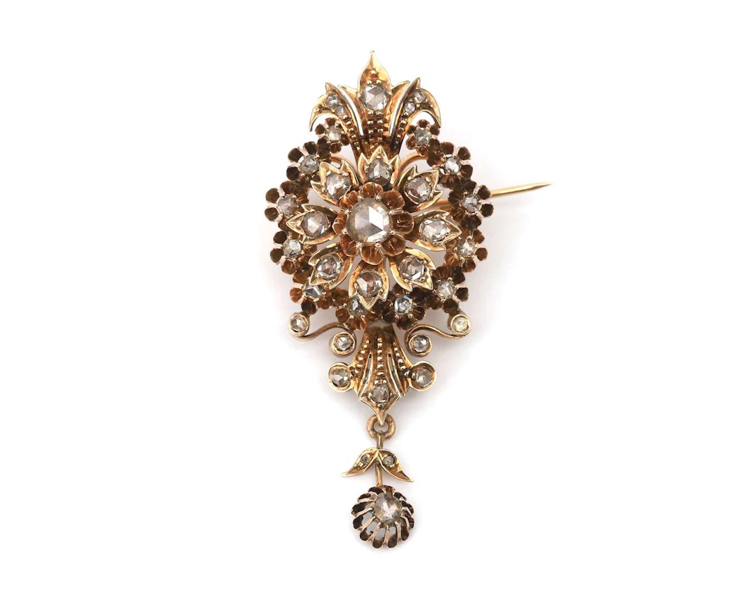 A 14krose gold brooch set with a diamonds