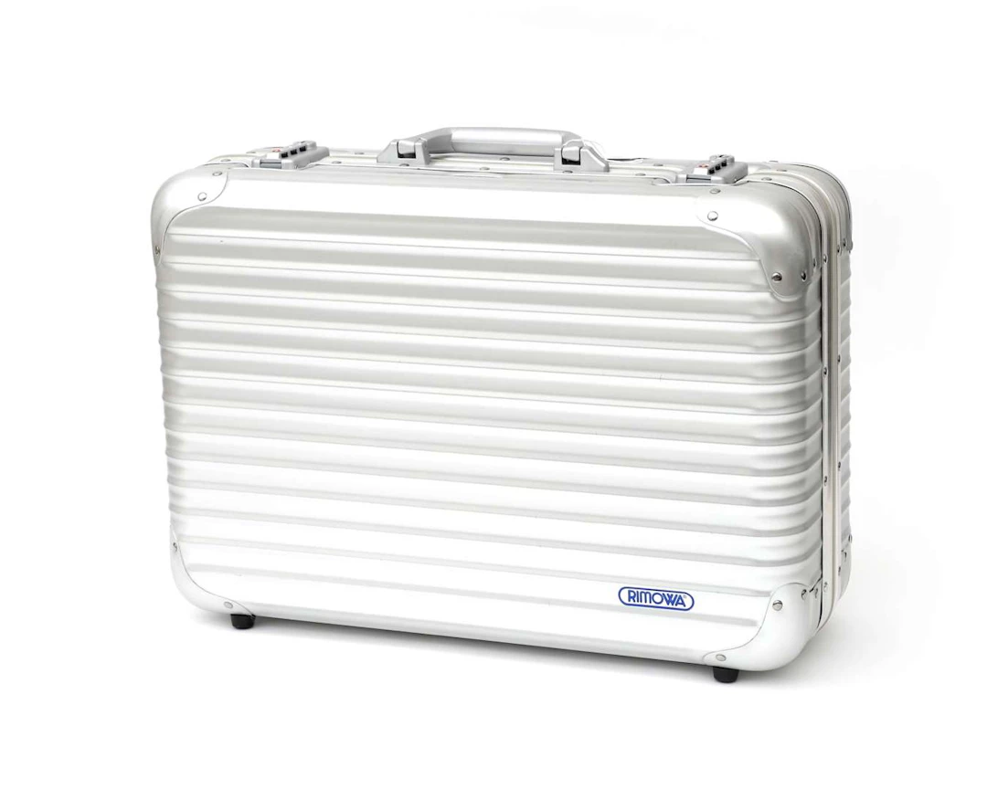 An aluminium suitcase with Sudhaus Combi-Code 1422 combination locks