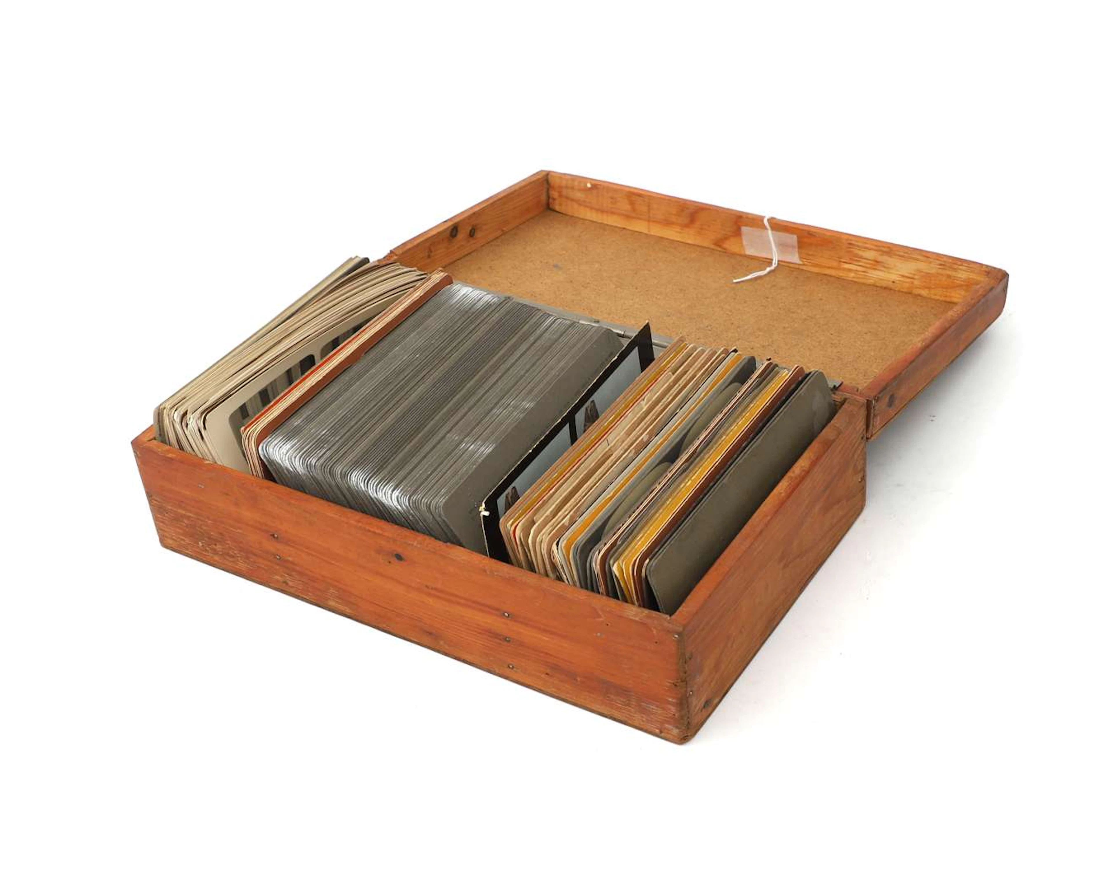 A wooden box containing stereoscopic cards, 19th/20th century (210)