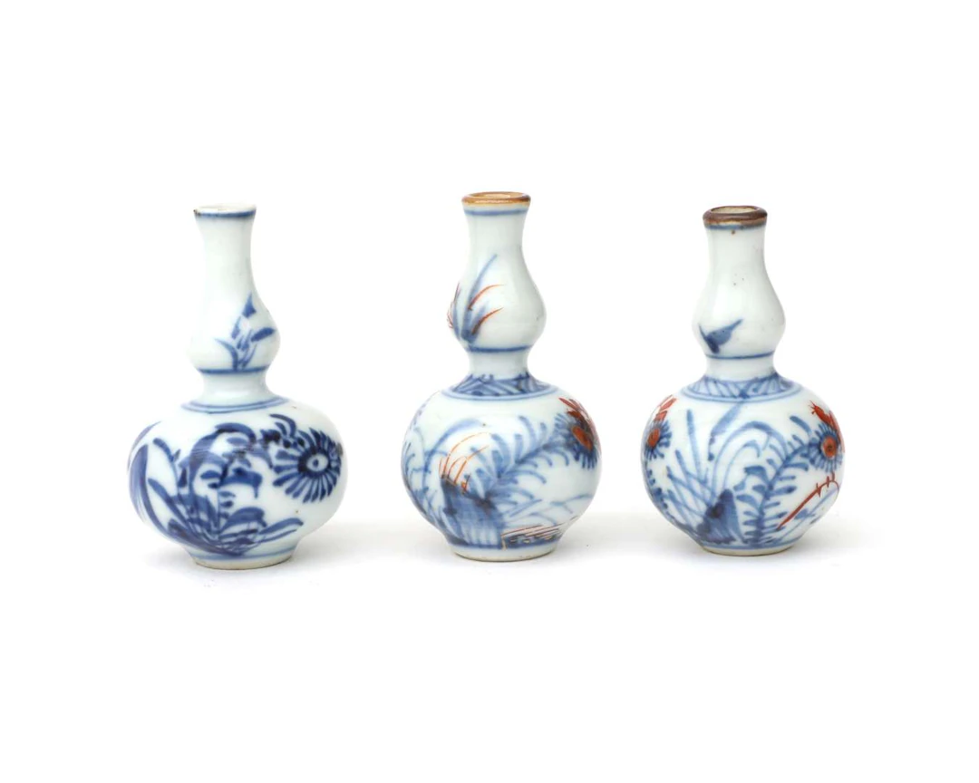 Three miniature porcelain knobbed vases, China, 18th century