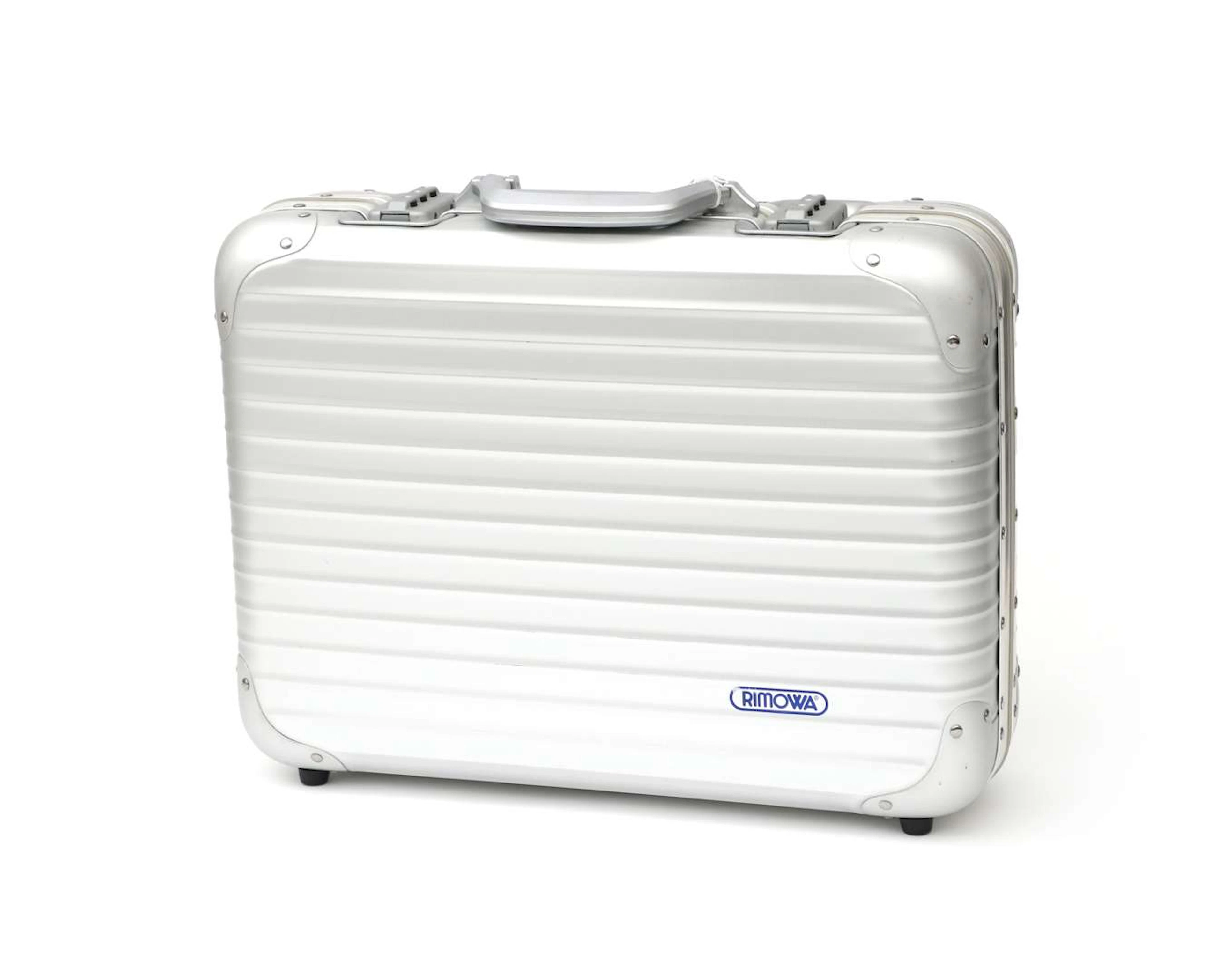 An aluminium suitcase with Sudhaus Combi-Code 1422 combination locks