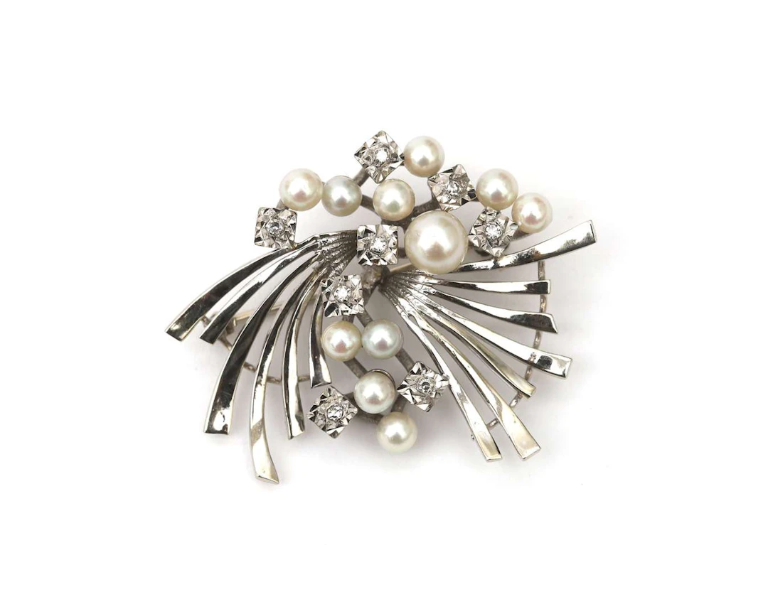 A 14-carat white gold brooch with a pearl and diamond by Franz Breuning