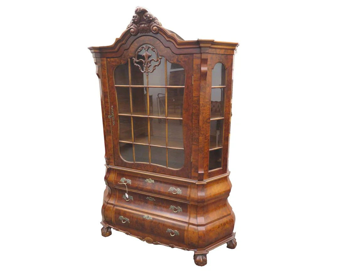 A Louis XV-style display cabinet, 20th century