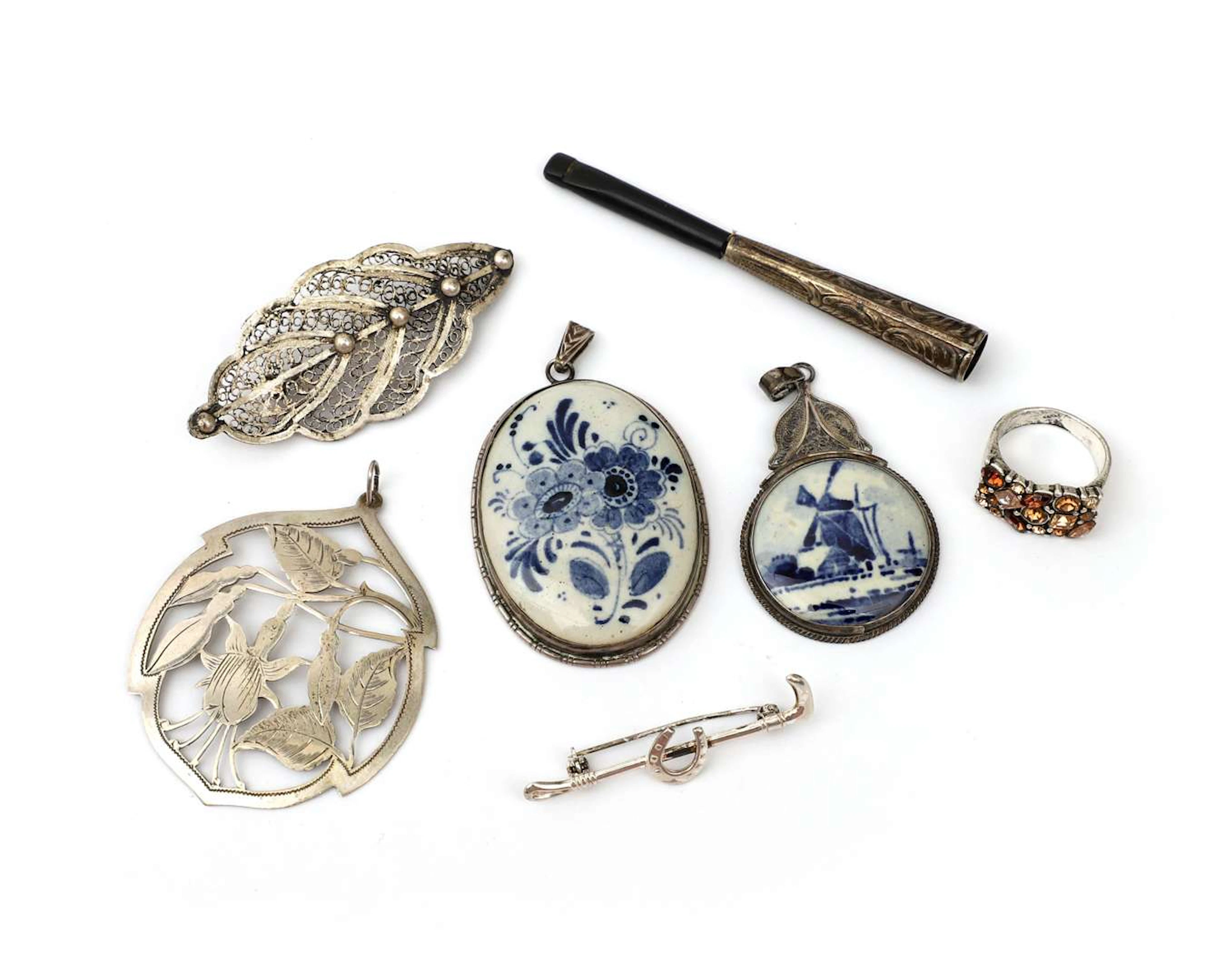 A lot of silver jewellery, including pendants featuring Delft Blue pottery