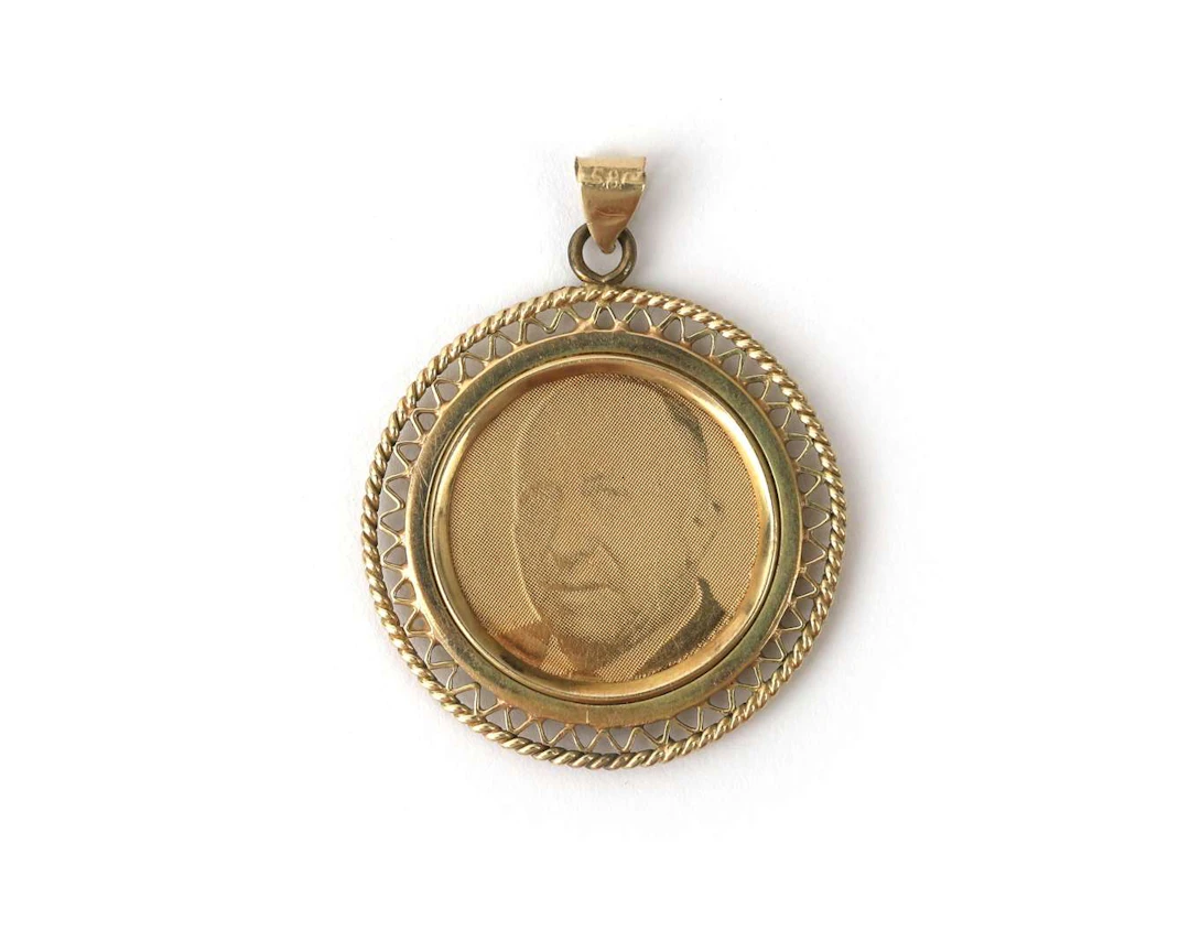 A 14k yellow gold coin edge with an 18k yellow gold photo medallion