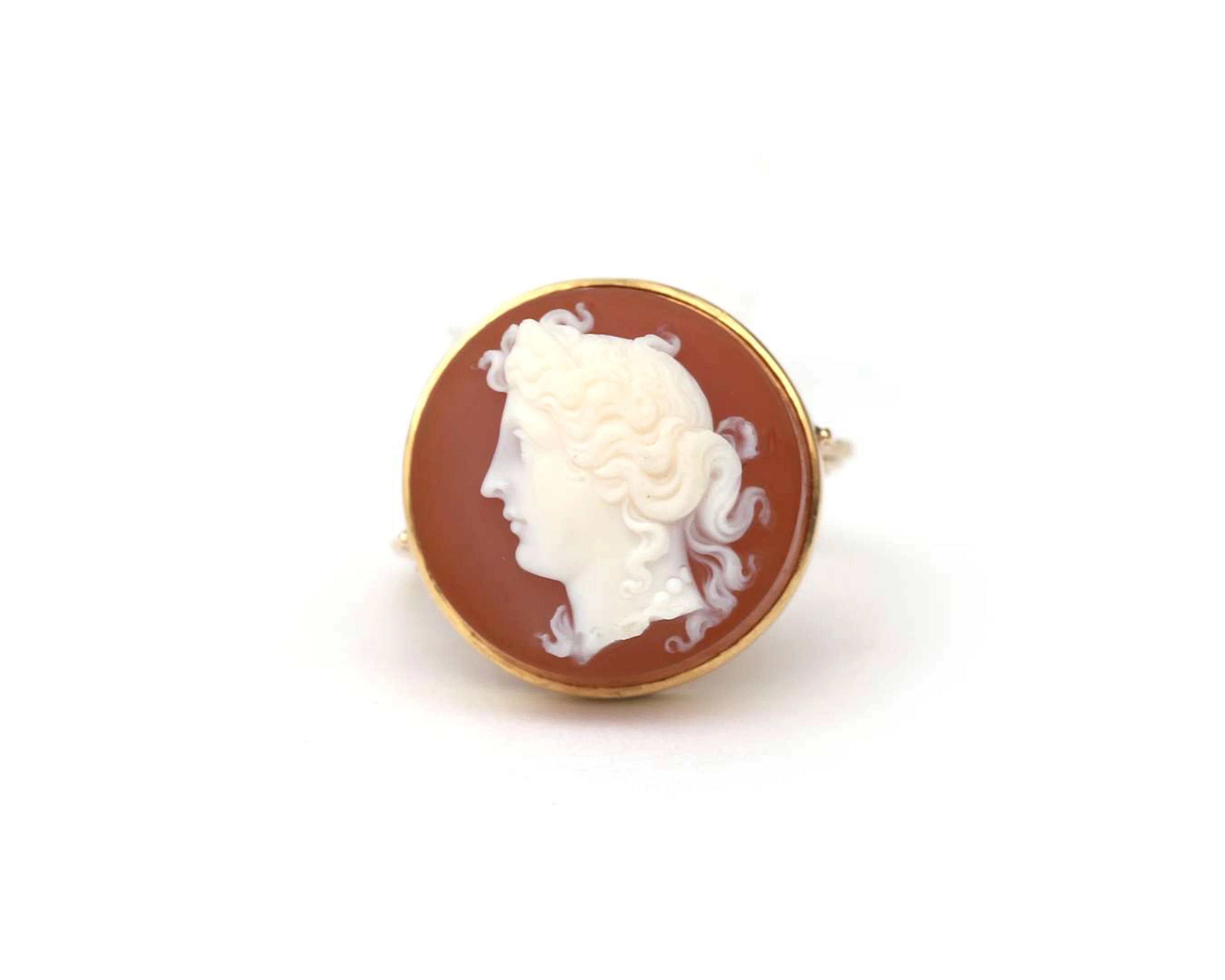 A 14k yellow gold ring set with an agate cameo