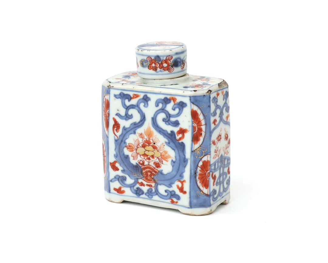 A porcelain tea caddy, China, 18th century