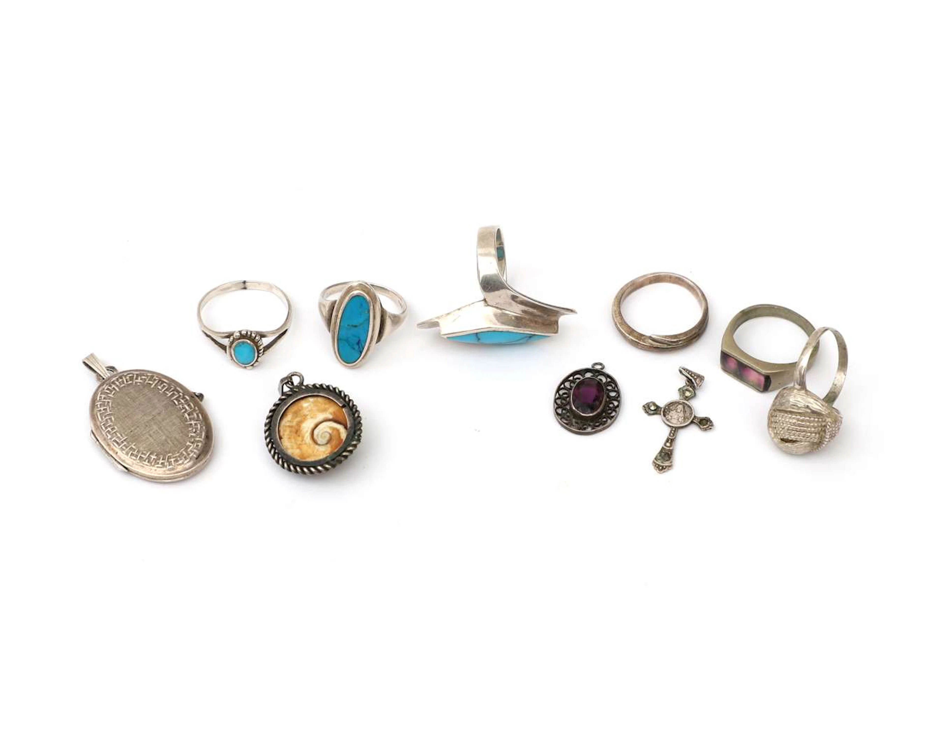 A lot containing various items of jewellery