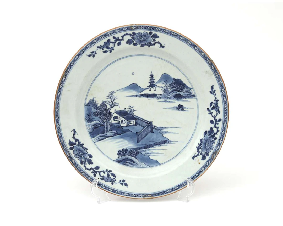 A porcelain saucer, China, Qianlong period (1736-1795), 18th century
