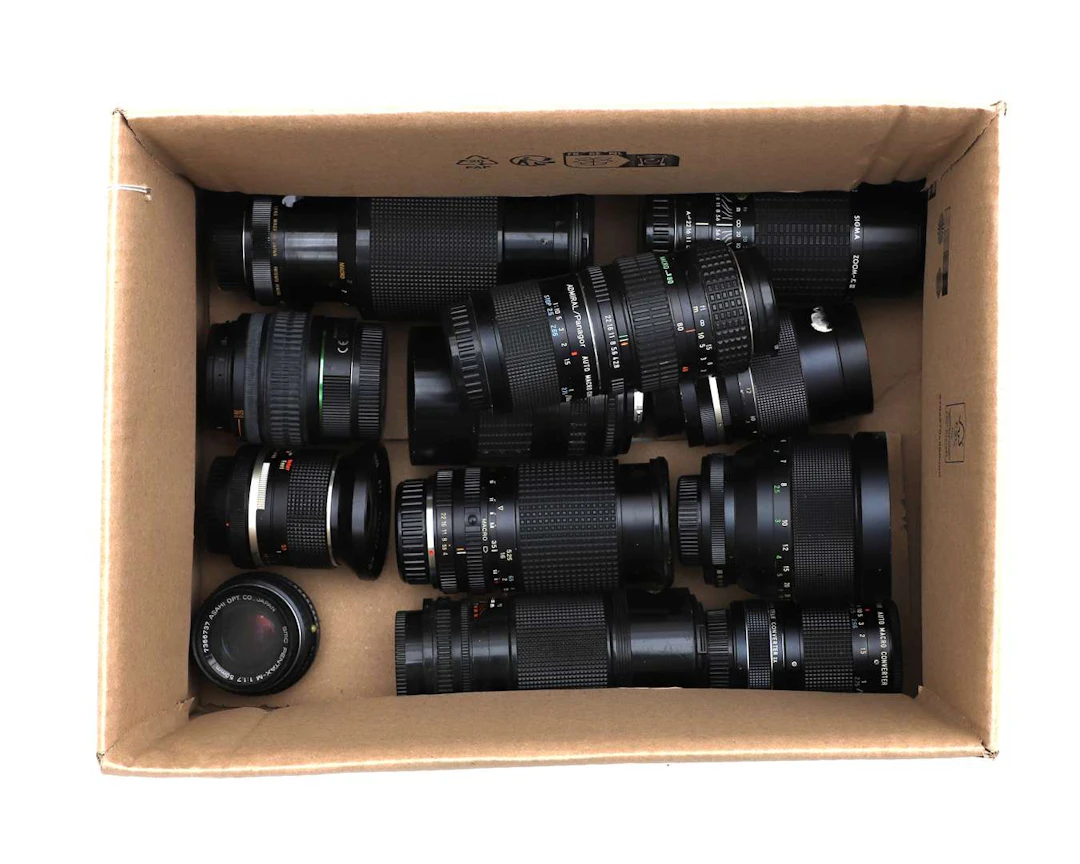 A collection of lenses and telephoto lenses (12)