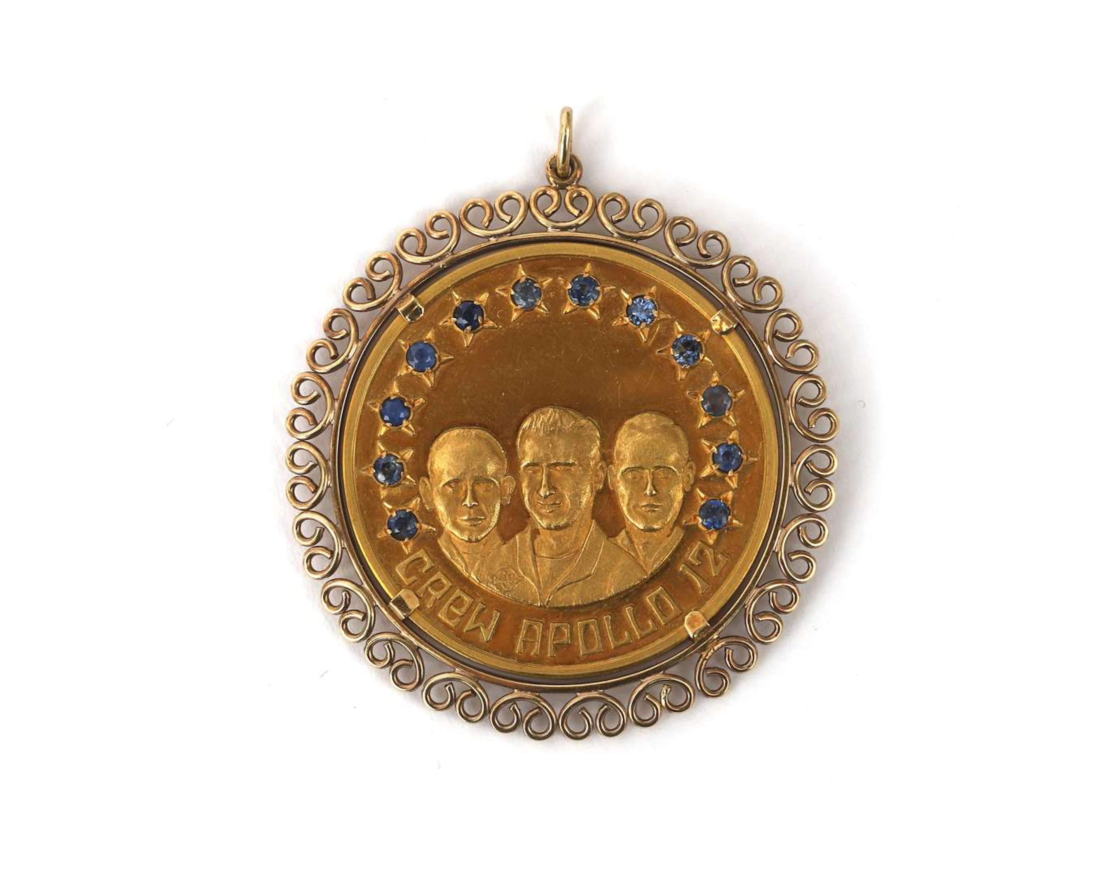 A 900/000 yellow gold ‘Crew Apollo 12’ medallion with a 14k yellow gold rim