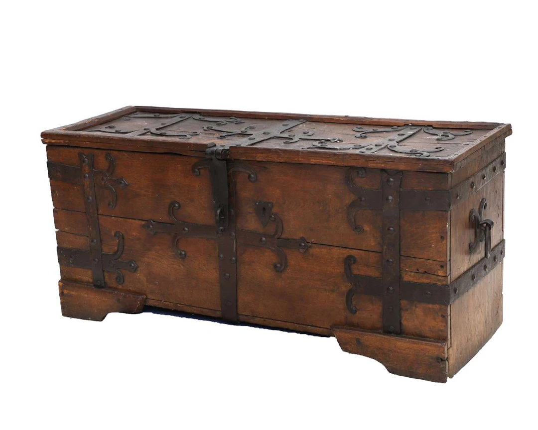 An oak chest, Northern Europe, 16th/17th century