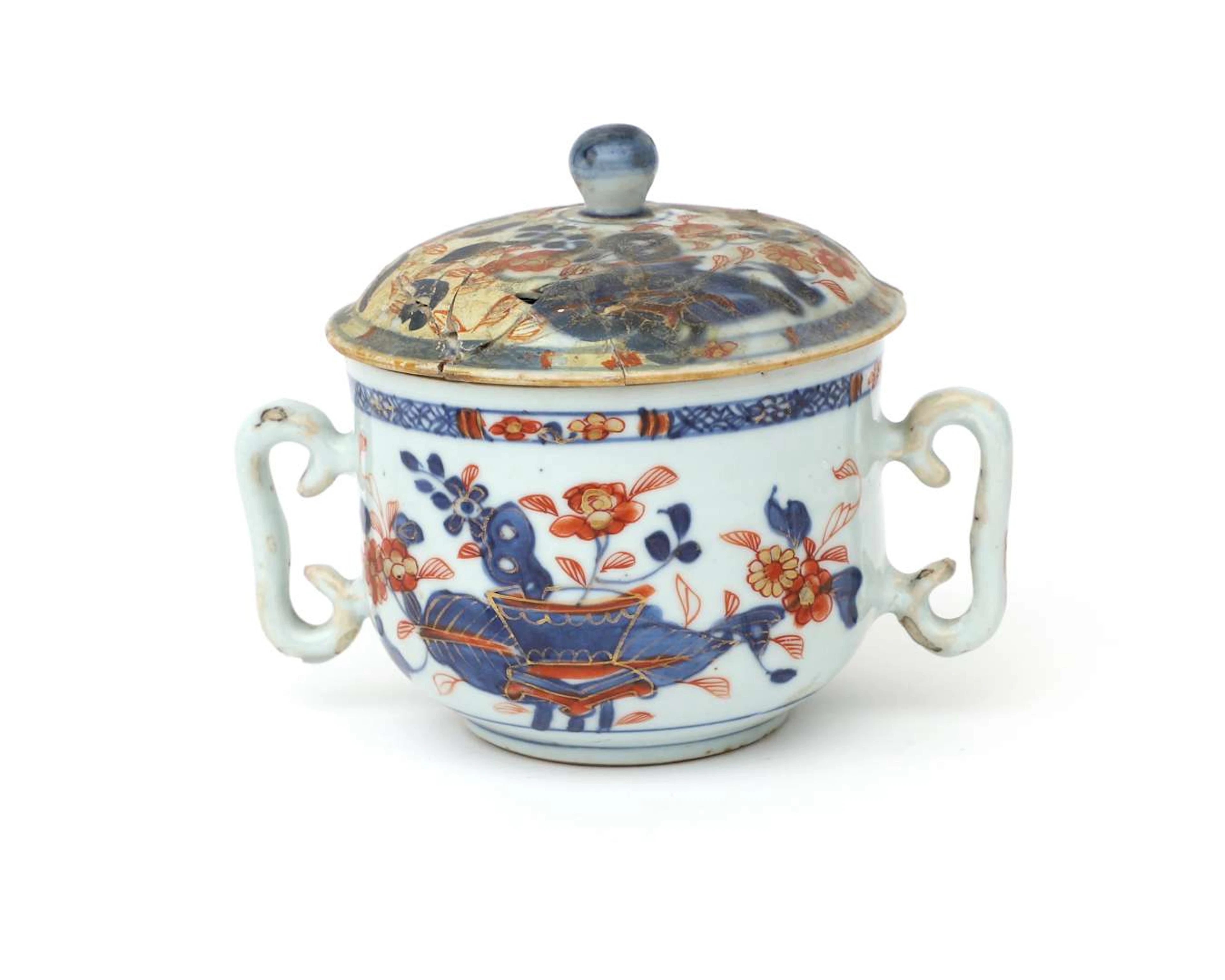A porcelain lidded bowl, China, 18th century