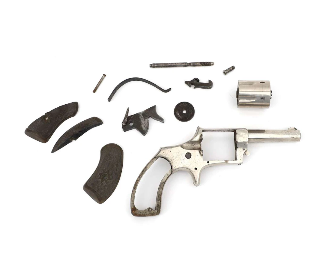 A kit for a revolver, ‘Russian model 32’, manufactured by: Forehand