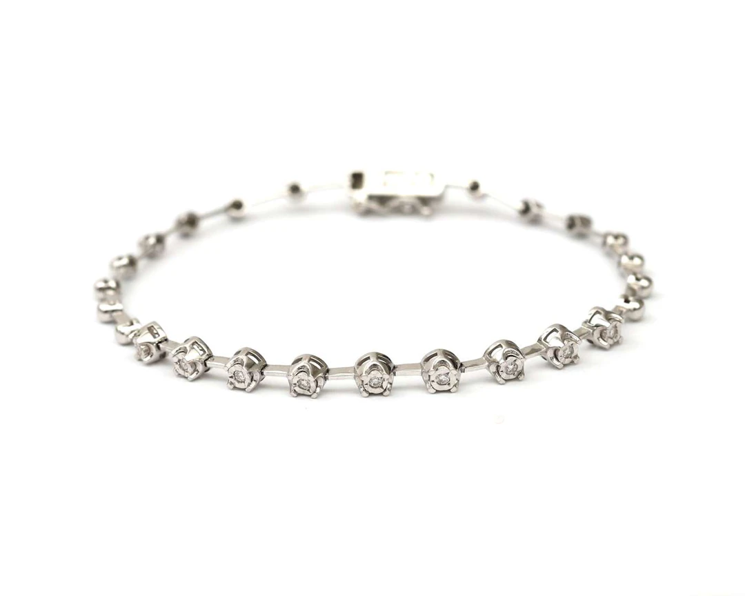 A 347/000 white gold bracelet with a diamond