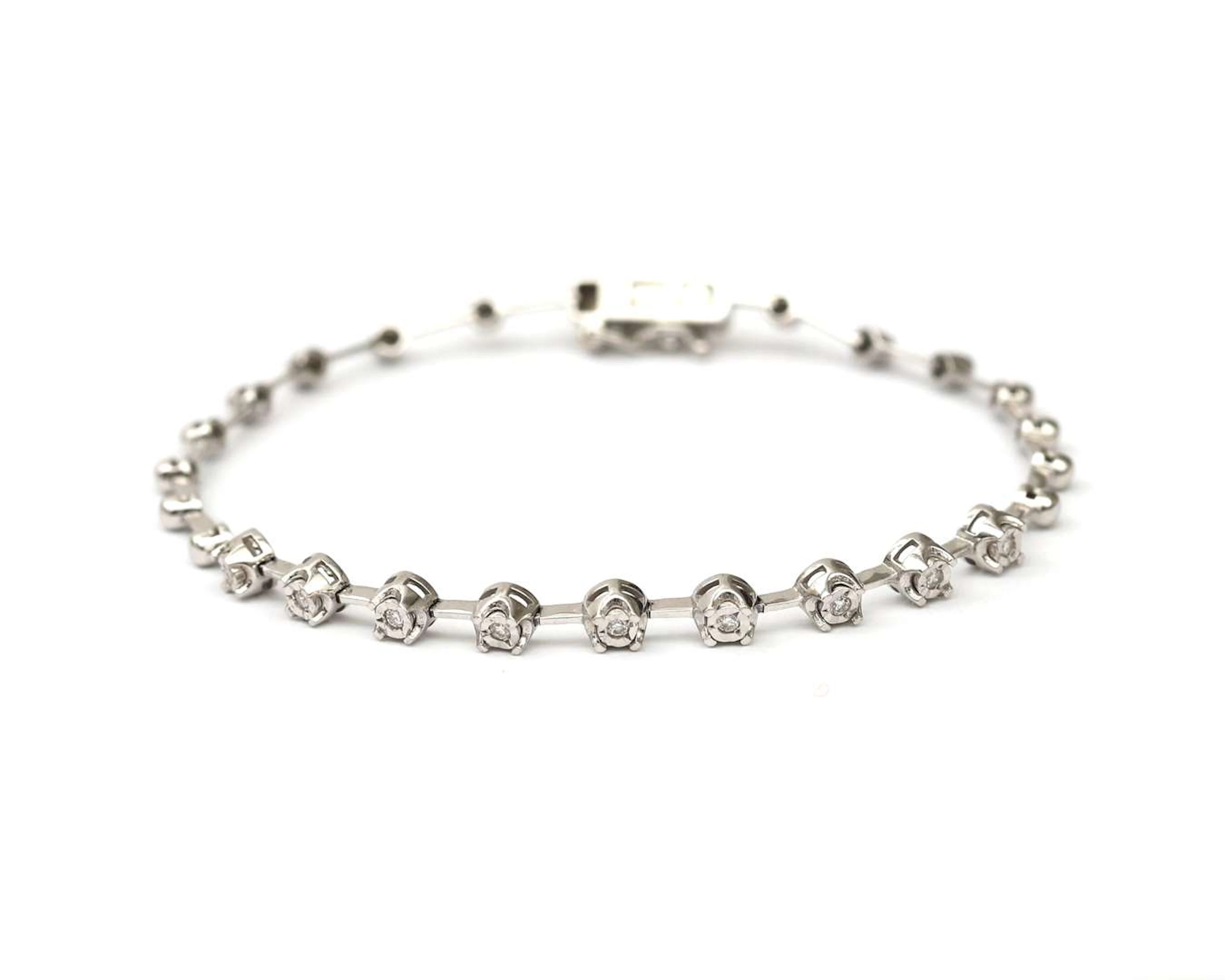 A 347/000 white gold bracelet with a diamond